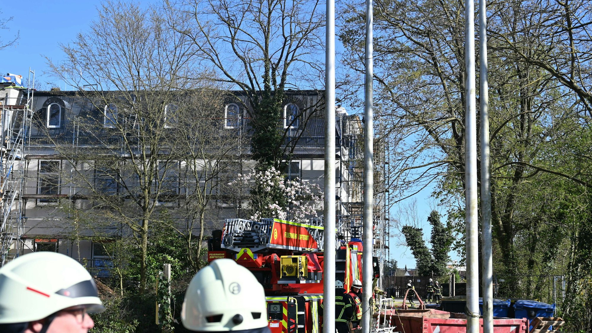 In einem Gebäude, das saniert wird, war es zu einem Brand im Dachbereich gekommen.