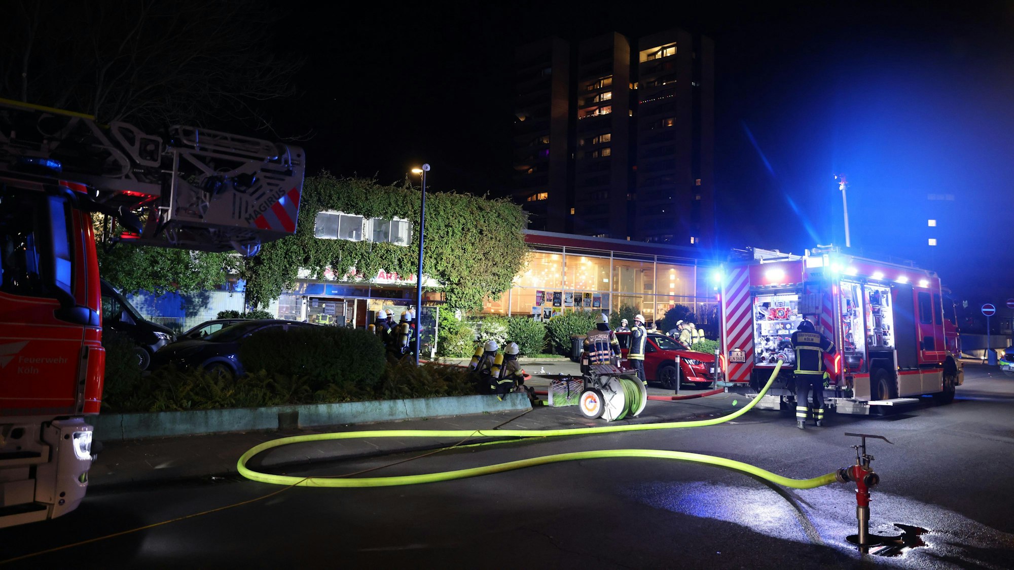 Die Feuerwehr rückte zum Einsatz in der Stadthalle in Köln-Mülheim aus.