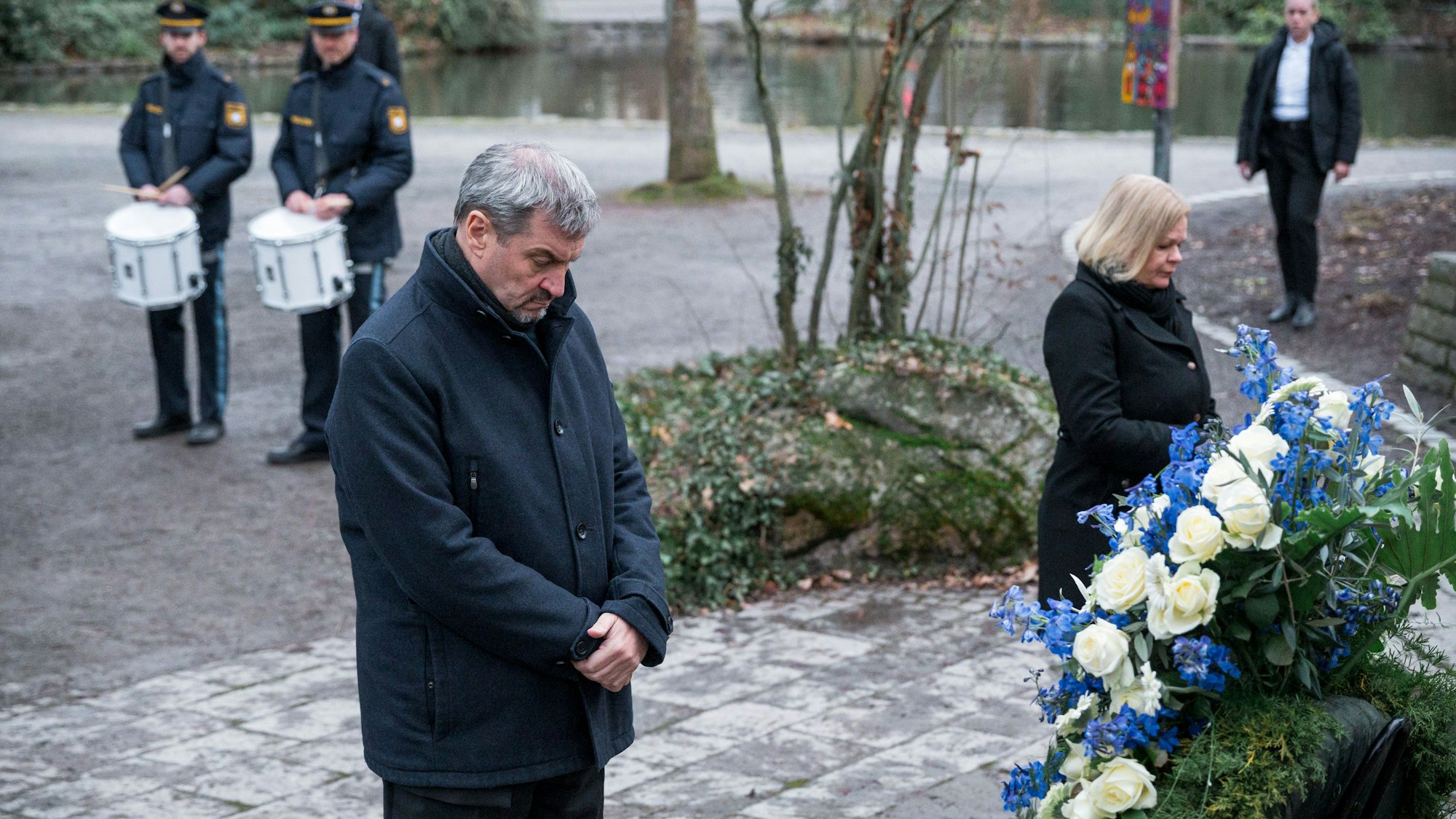 dpatopbilder - 26.01.2025, Bayern, Aschaffenburg: Bayerns Ministerpräsident Markus Söder (l, CSU) und Bundesinnenministerin Nancy Faeser (r, SPD) stehen im Park Schöntal an der Gedenkstätte und gedenken der Opfer der tödlichen Messerattacke. In der Stiftsbasilika St. Peter und Alexander findet eine Trauerfeier mit ökumenischem Gottesdienst statt. Foto: Daniel Vogl/dpa +++ dpa-Bildfunk +++