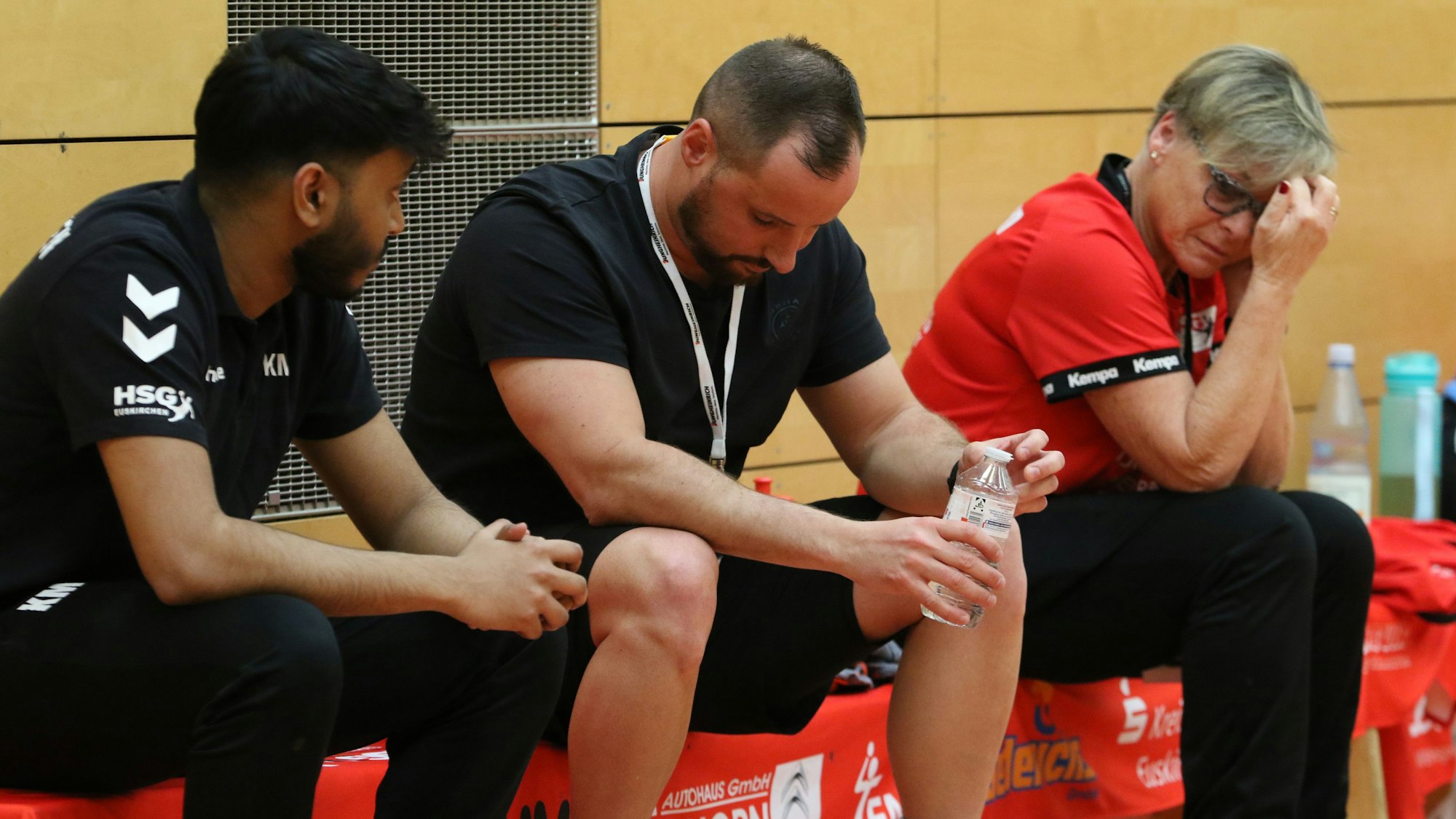 Euskirchens Trainer und die Betreuerin schauen bei einem Siebenmeter auf den Boden. Nur der Co-Trainer schaut hin.