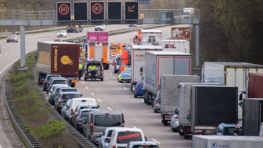Das Bild zeigt eine Autobahn, auf der eine Rettungsgasse gebildet wurden.