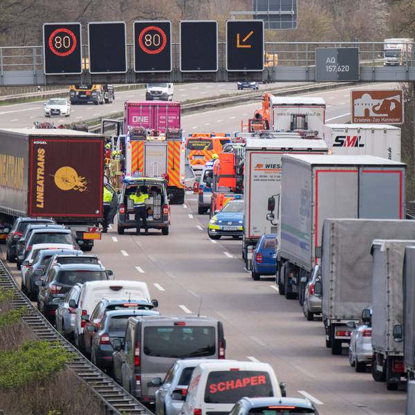 Das Bild zeigt eine Autobahn, auf der eine Rettungsgasse gebildet wurden.