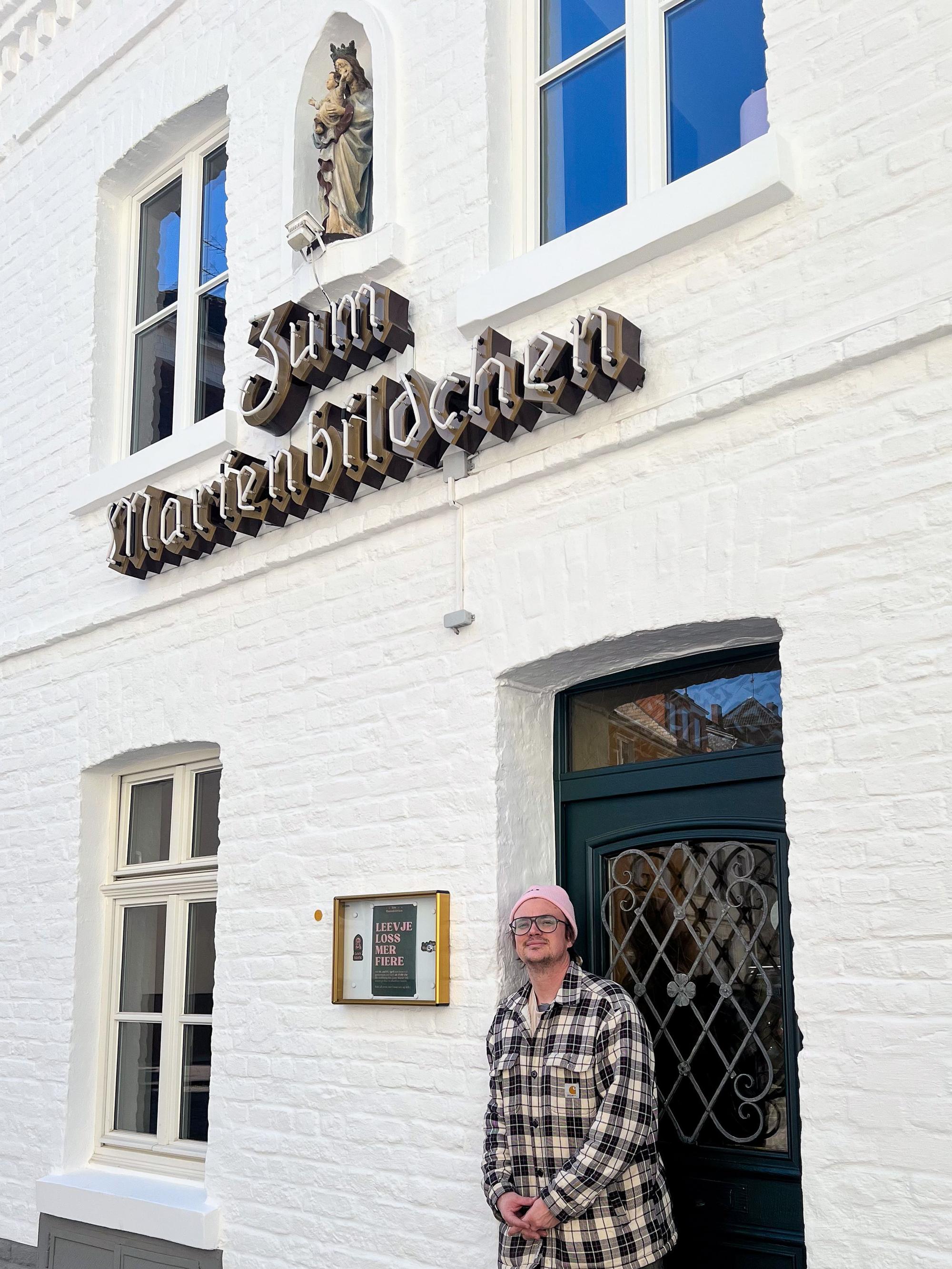 An der Fassade grüßt eine Marienfigur.