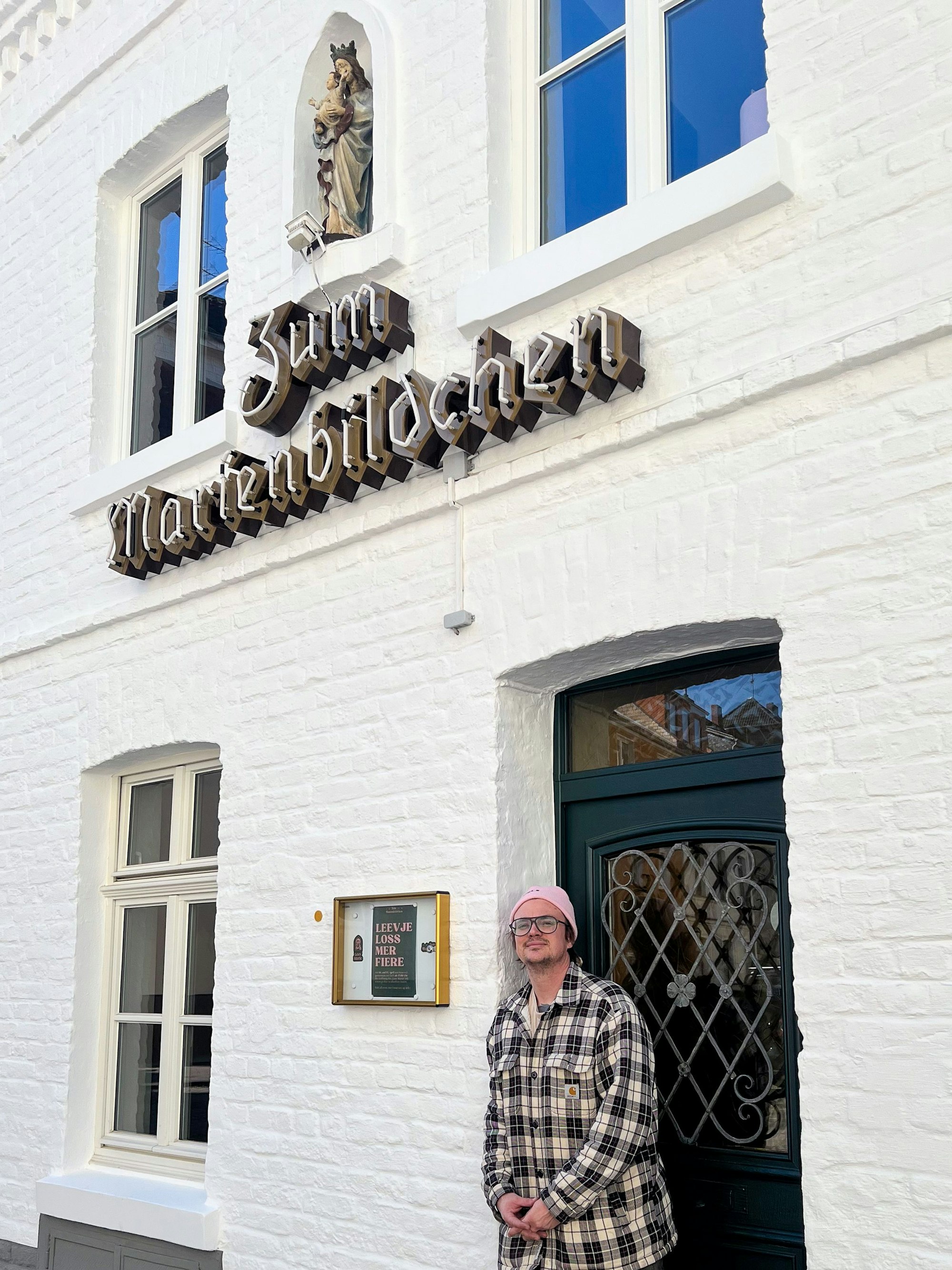 An der Fassade grüßt eine Marienfigur.