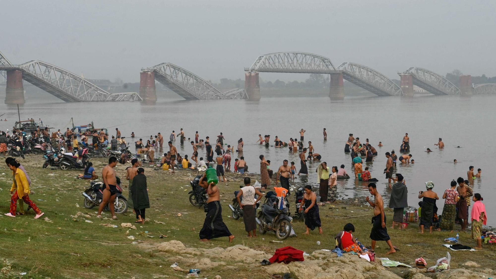 Der Fluss Irrawaddy in der zerstörten Stadt Sagaing wird mit Beginn der Regenzeit anschwillen. Im Hintergrund ist die beim Erdbeben kollabierte Ava-Brücke zu sehen.