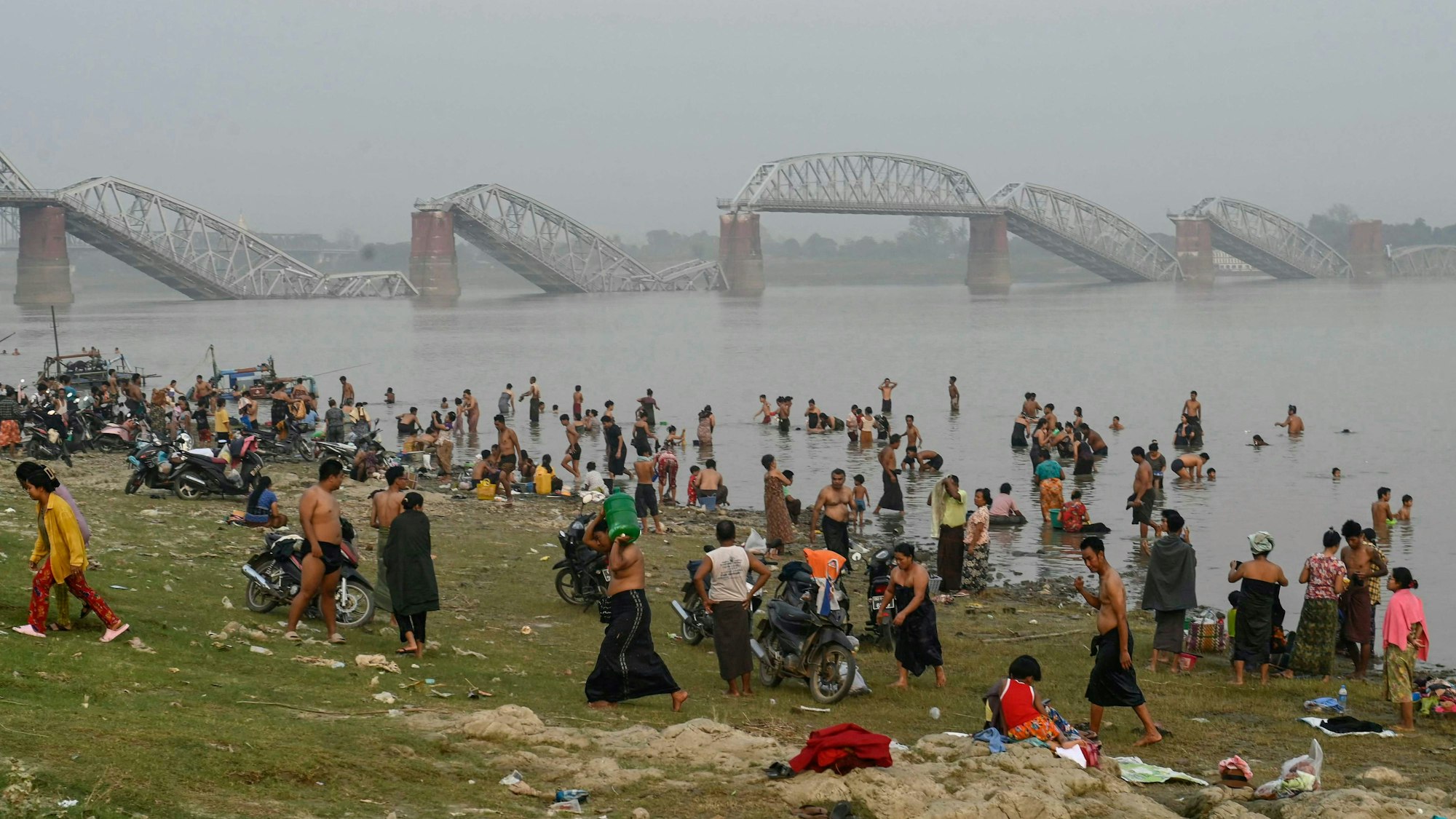 Der Fluss Irrawaddy in der zerstörten Stadt Sagaing wird mit Beginn der Regenzeit anschwillen. Im Hintergrund ist die beim Erdbeben kollabierte Ava-Brücke zu sehen.