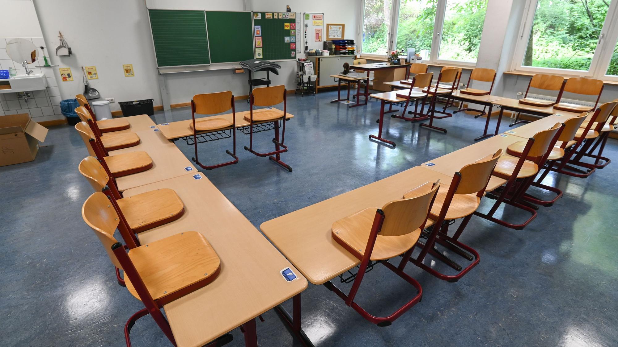 Auf dem Bild ist ein Klassenraum zu sehen. (Symbolbild)