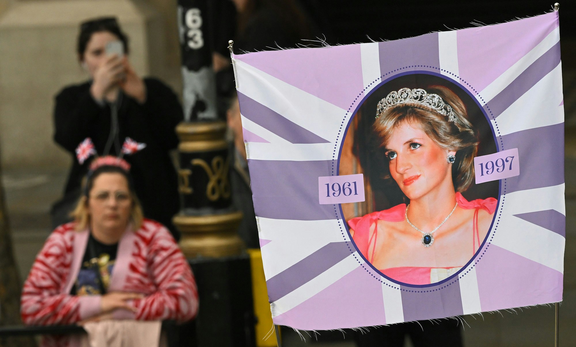 Ein Transparent zeigt Prinzessin Diana an der Route des Prozession vor der Krönung von König Charles III. und Königin Camilla.