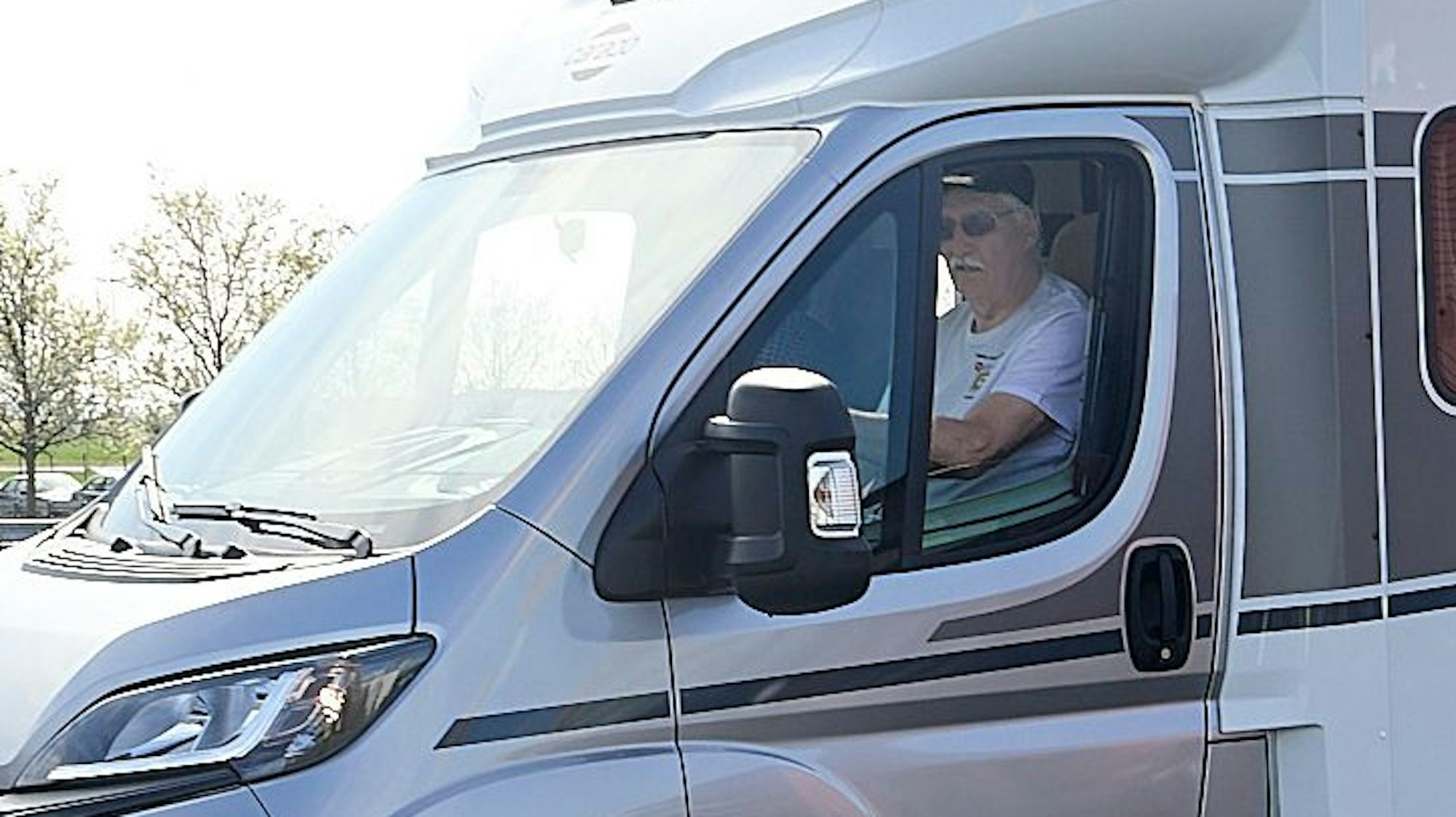 Andreas Düren steuert einen Camper.