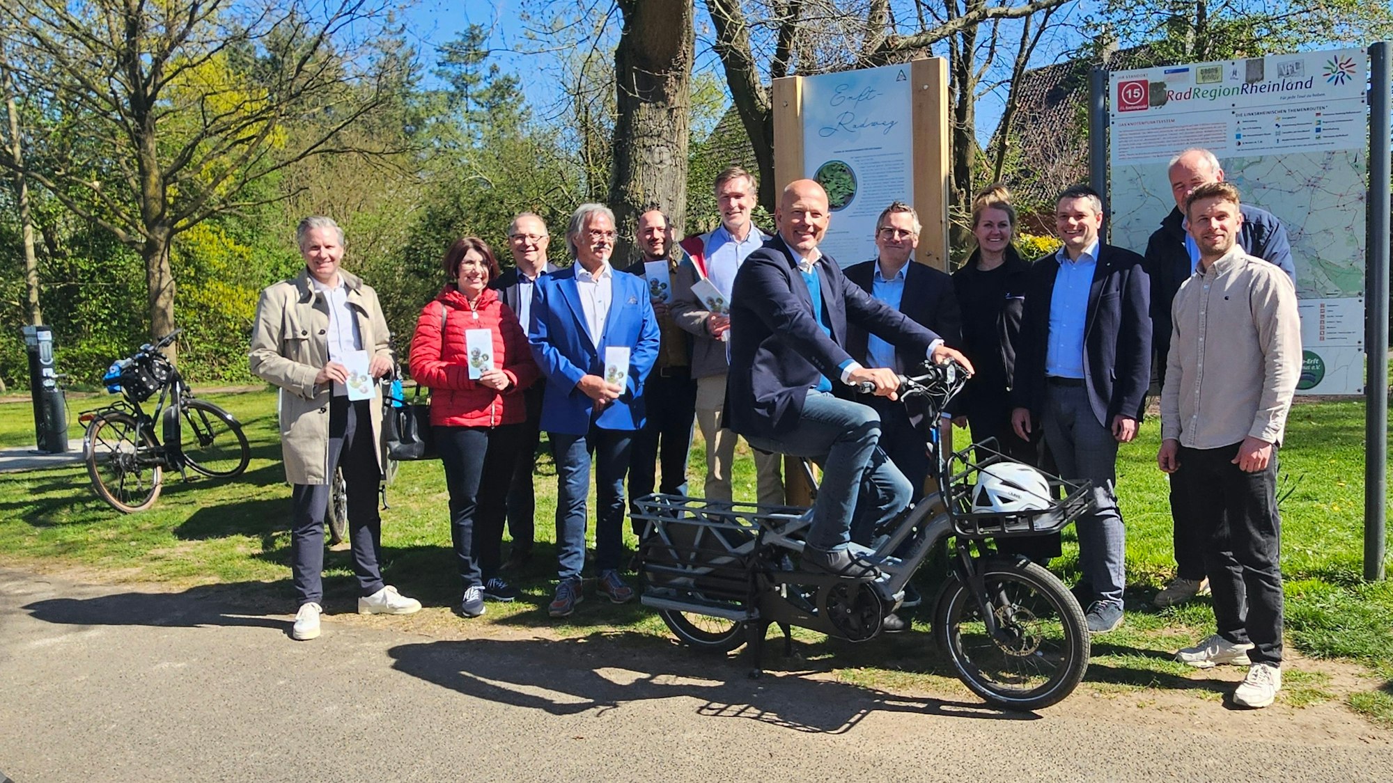 Zu sehen ist eine Gruppe von Menschen vor Infotafeln.