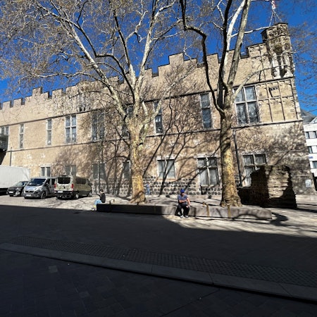 Der umgestaltete Günter-Wand-Platz am Gürzenich und der Gürzenichstraße.