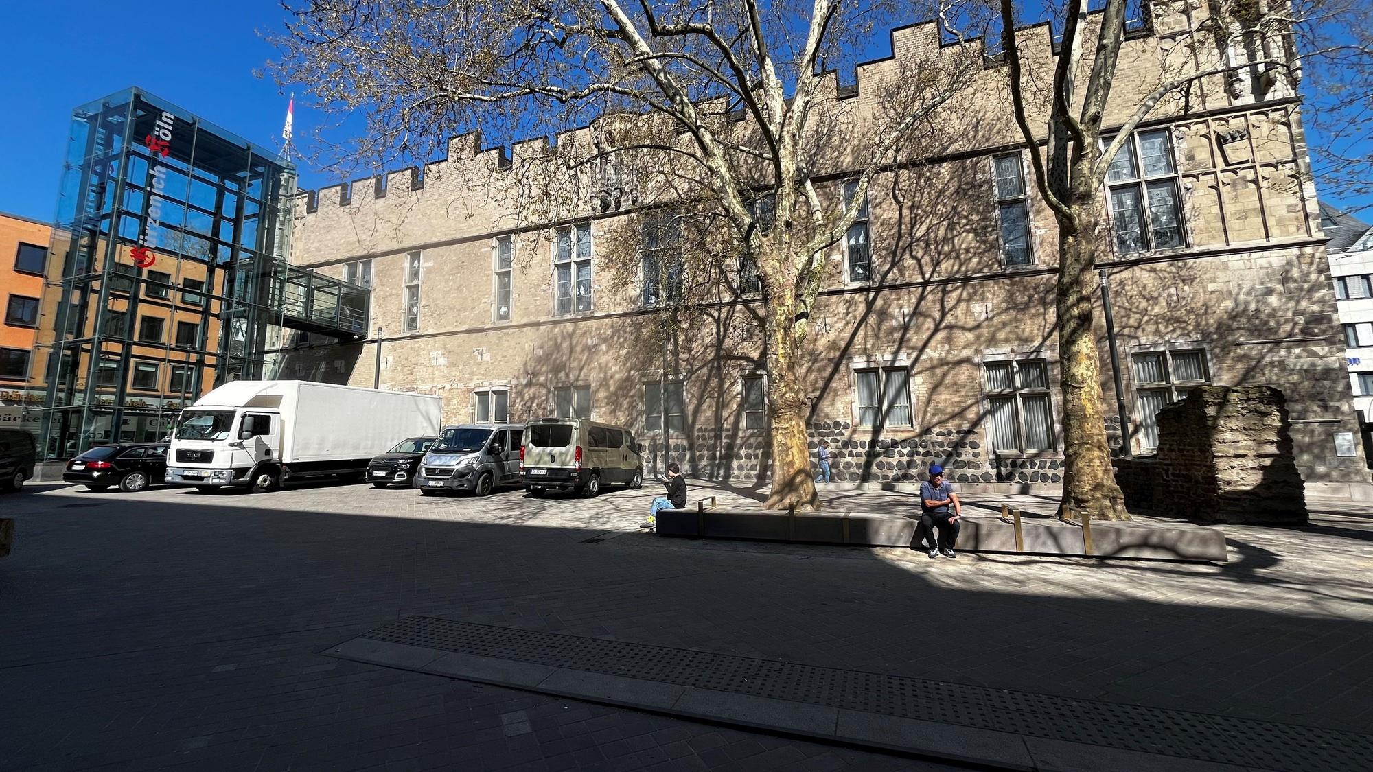 Der umgestaltete Günter-Wand-Platz am Gürzenich und der Gürzenichstraße.