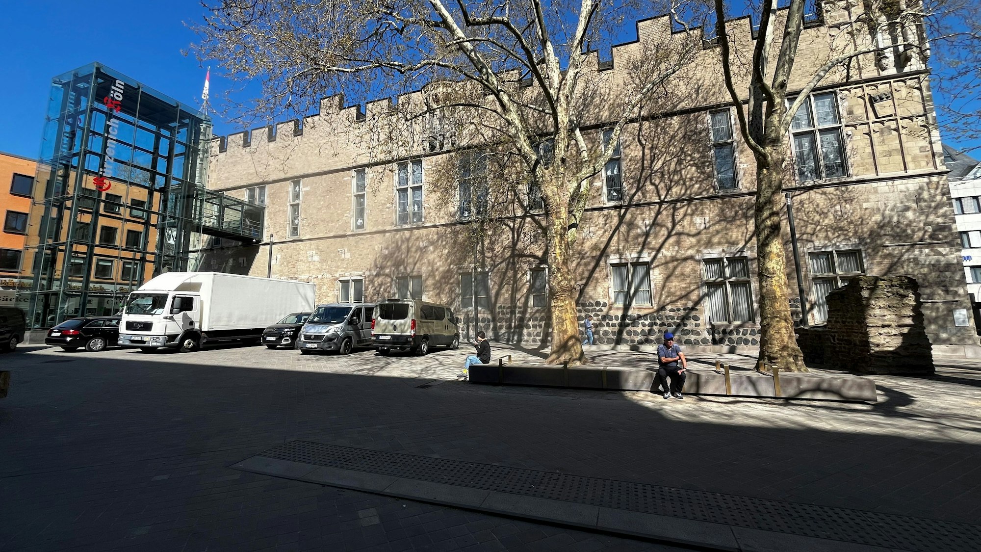 Der umgestaltete Günter-Wand-Platz am Gürzenich und der Gürzenichstraße.