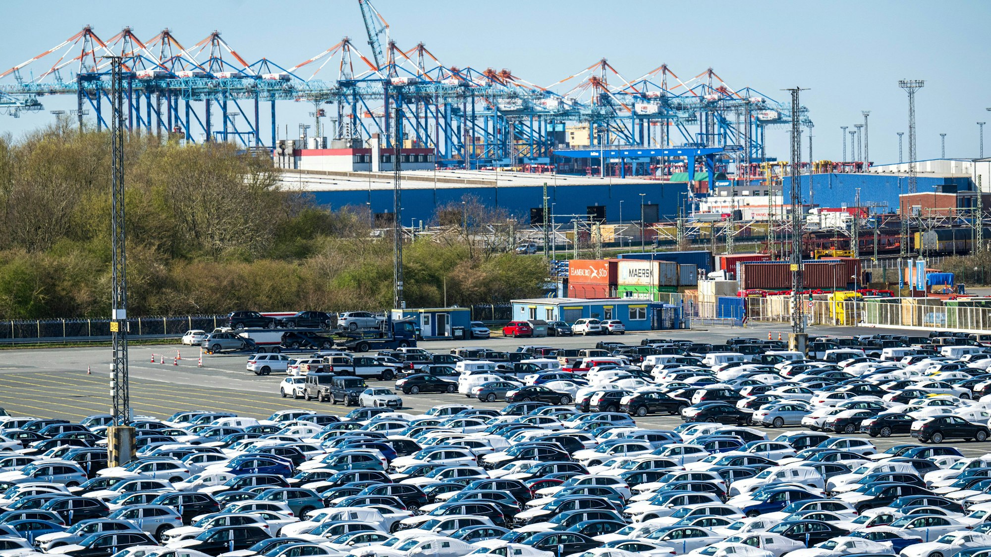 ARCHIV - 01.04.2025, Bremen, Bremerhaven: Autos stehen auf dem Gelände vom BLG Autoterminal Bremerhaven. Die Einführung neuer Zölle durch US-Präsident Trump verteuert die Autos europäischer Hersteller in den USA. Experten warnen vor erheblichen Auswirkungen, vor allem für die deutschen Hersteller. (zu dpa: «EU bietet USA Deal zu Freihandel mit Industriegütern an») Foto: Sina Schuldt/dpa +++ dpa-Bildfunk +++