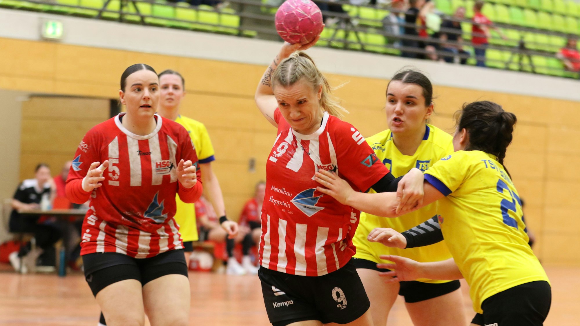 Corinna Schmitz beim Wurf. Eine Gegenspielerin hinter ihr versucht sie noch zu packen, eine Gegenspielerin, die von der Seite kommt, ebenfalls.