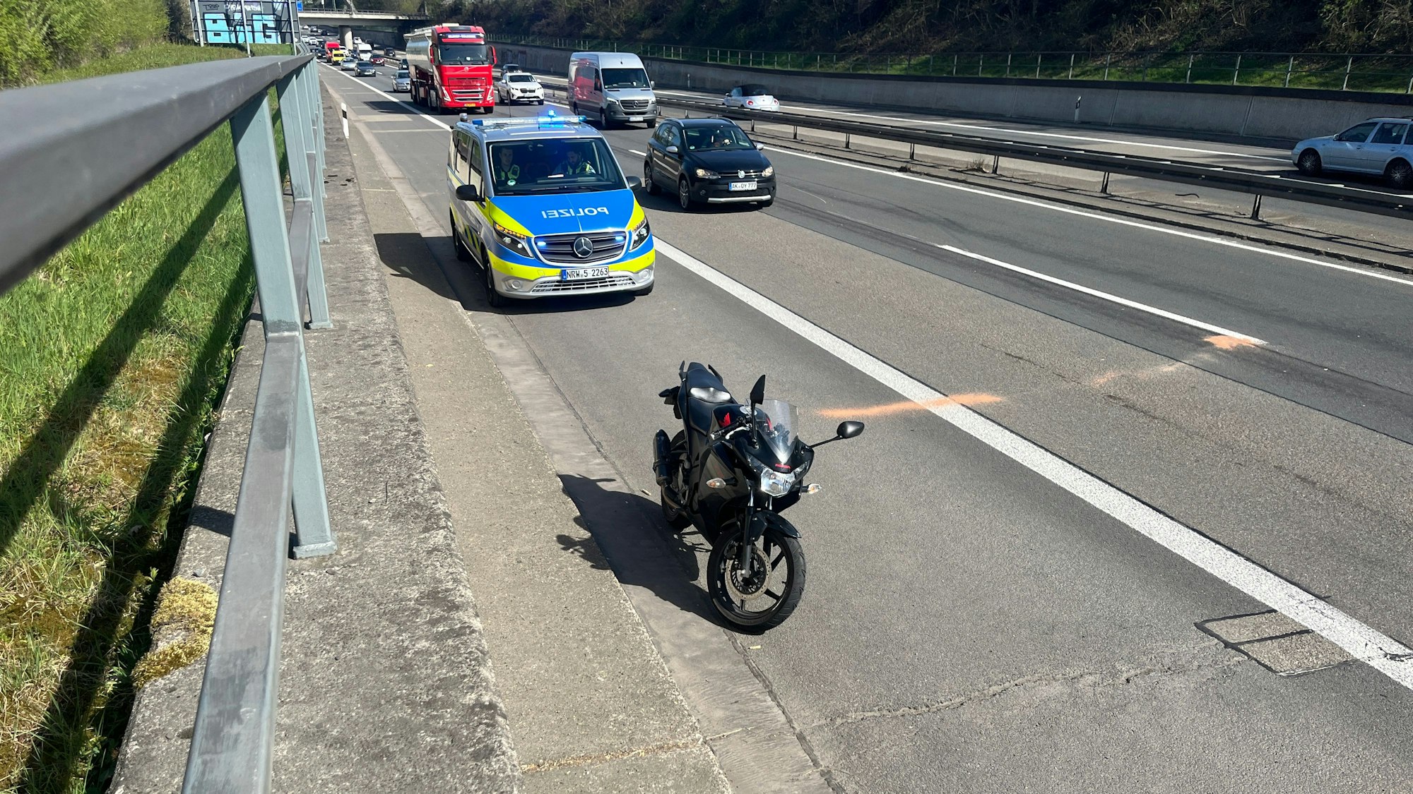Die Feuerwehr hatte ausgelaufene Betriebsstoffe abgestreut.