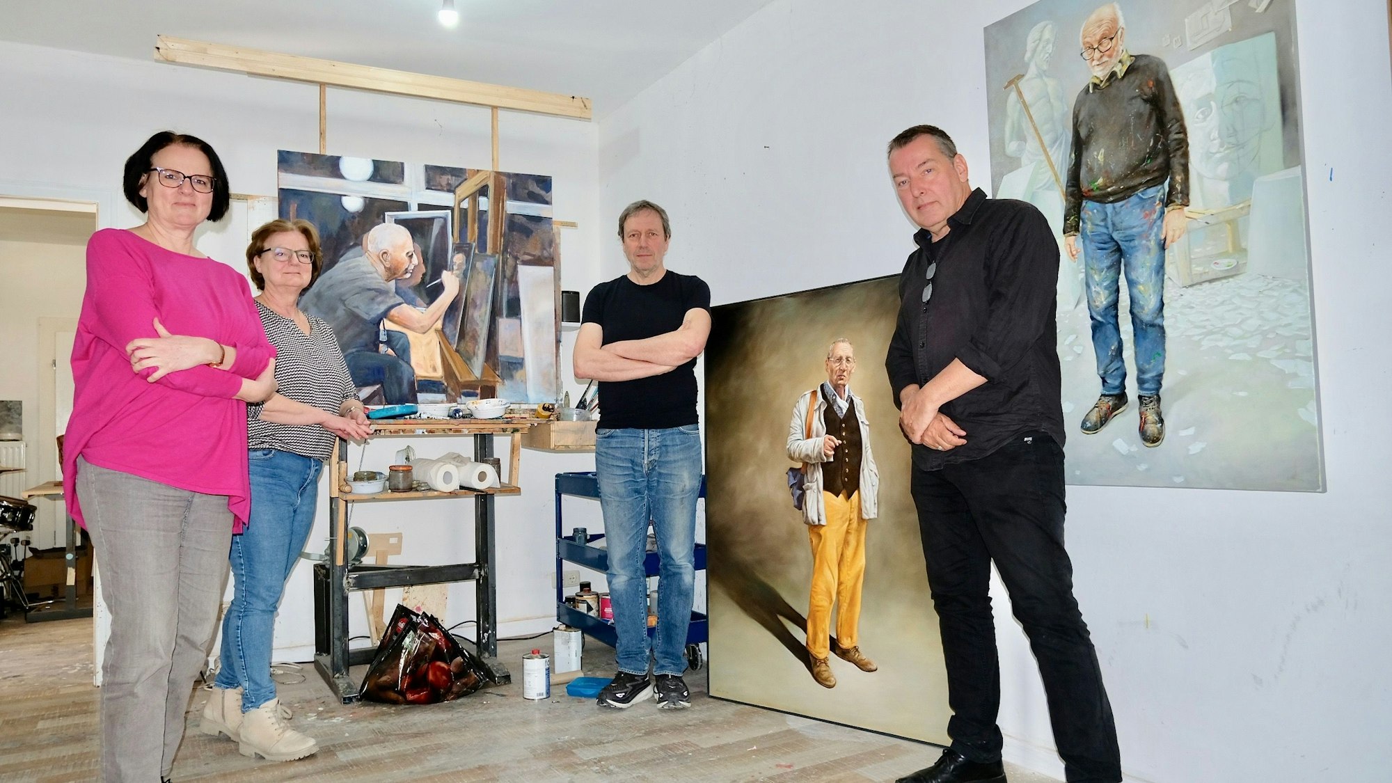 Vier Personen stehen in einem Kunstatelier
