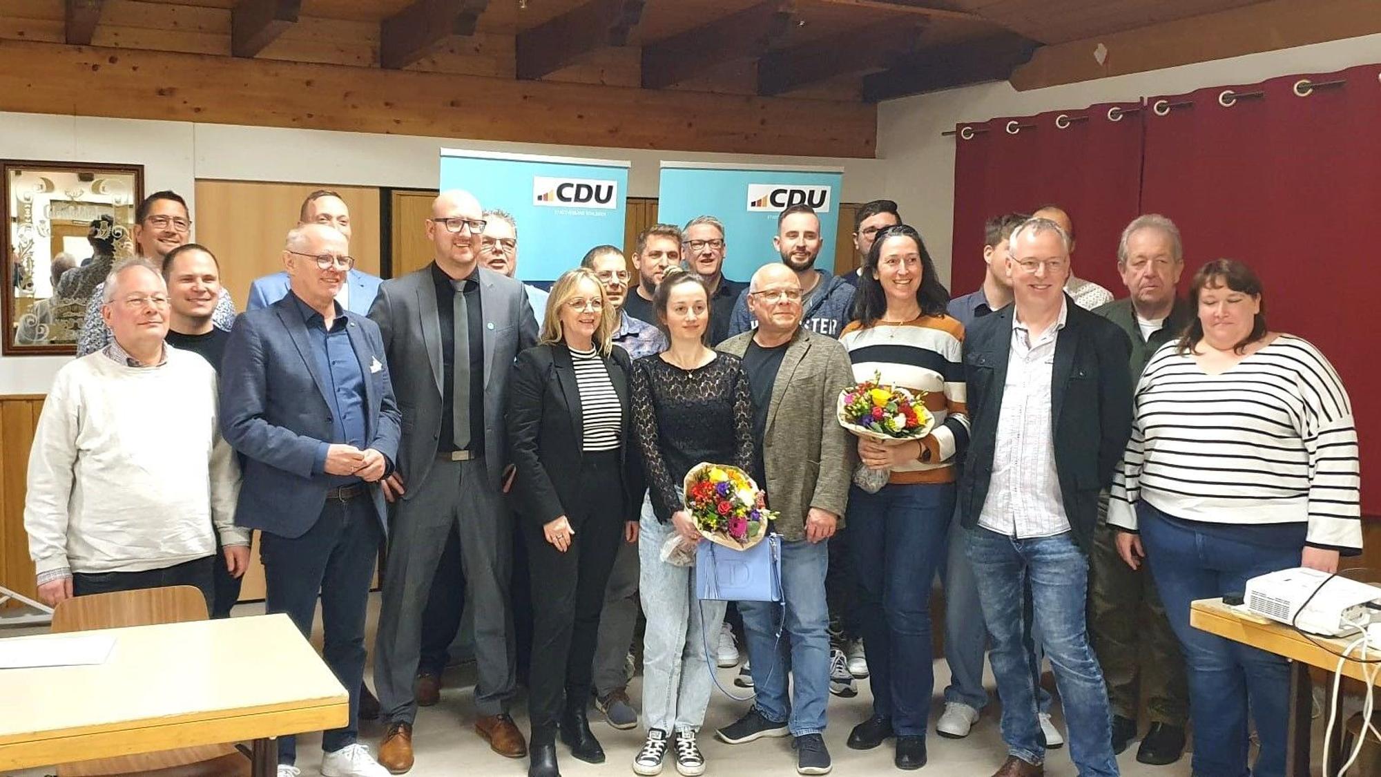 Die Bewerber für den Kreistag und den Stadtrat stehen nebeneinander.