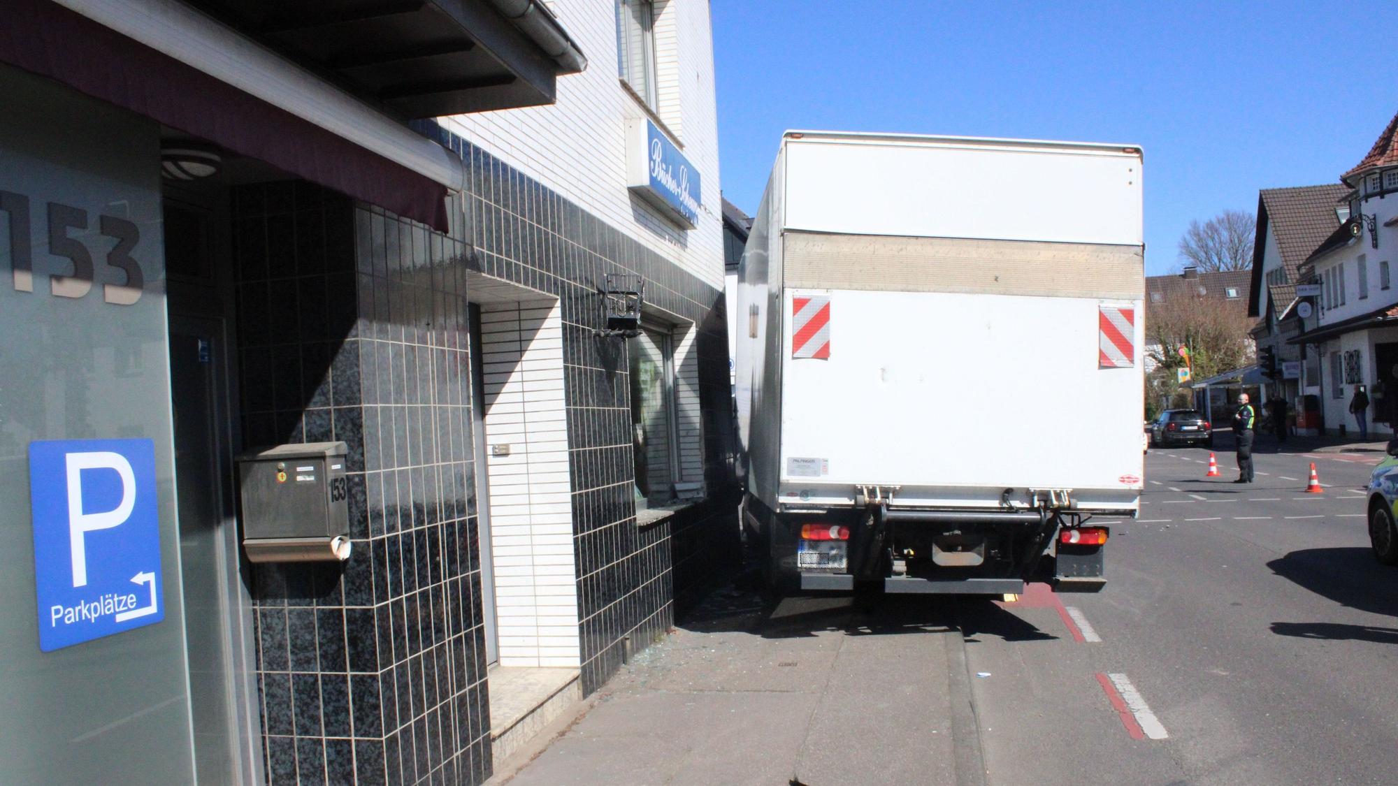 Verunfallter Lkw in Schildgen am Montag (8.4.).