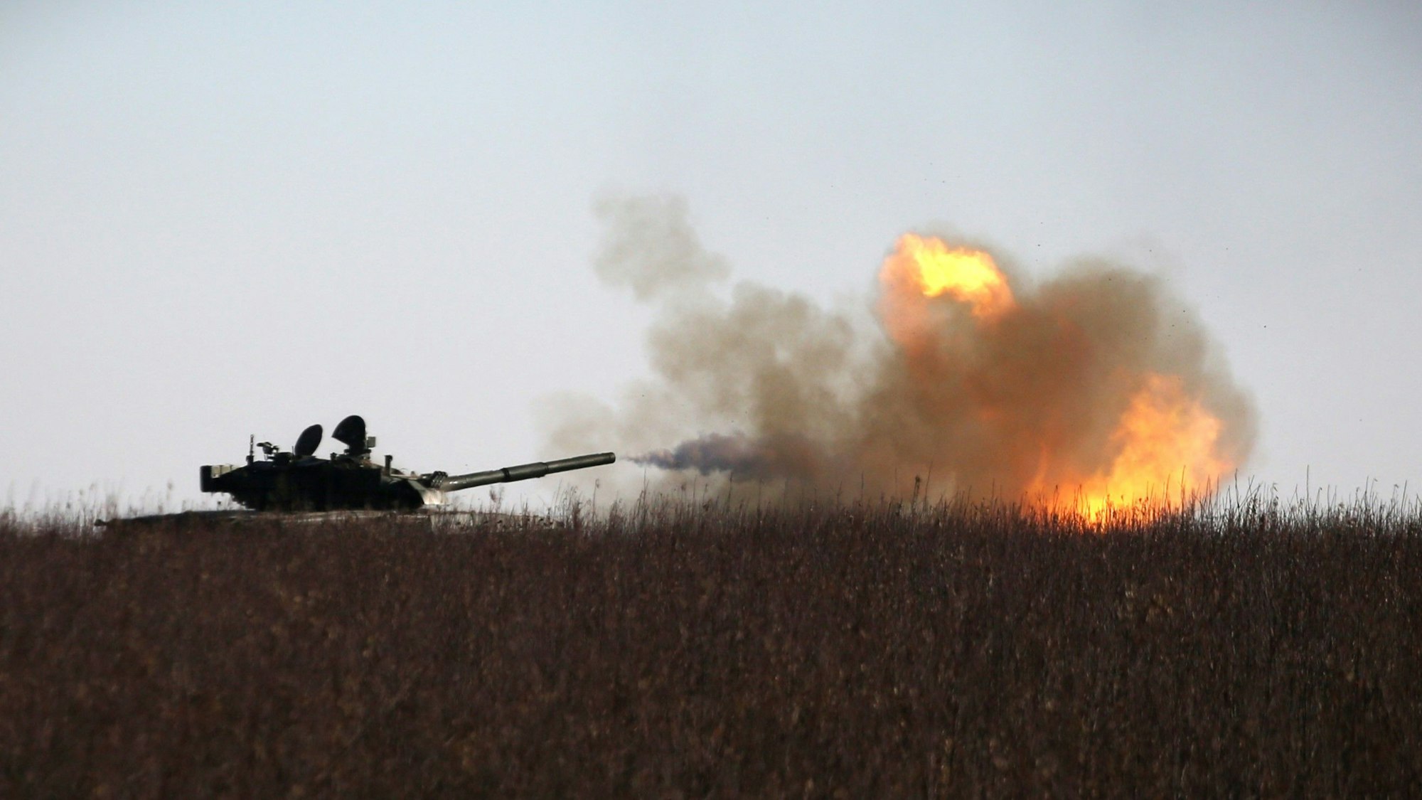 Ein ukrainischer Panzer schießt nahe Bachmut auf eine russische Stellung. Die Gefechte in der Ukraine dauern an.