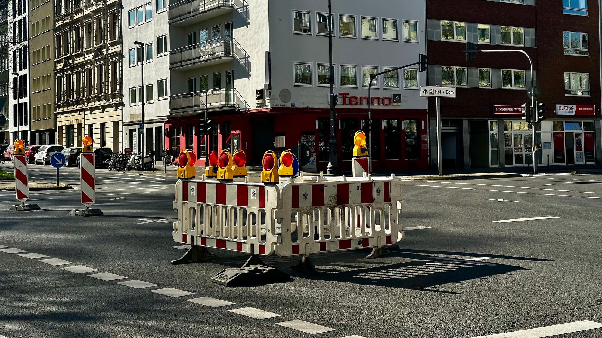 Am Hansaring Köln ist eine Delle in der Fahrbahn zu sehen, die Stelle wurde abgesperrt.