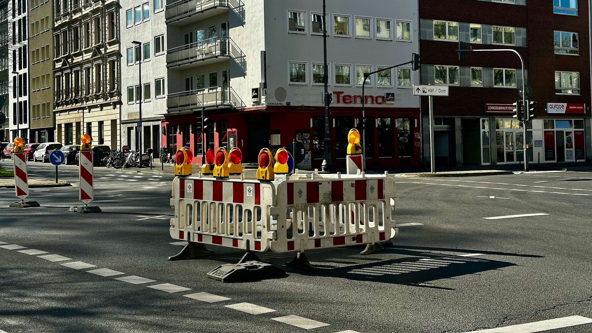 Am Hansaring Köln ist eine Delle in der Fahrbahn zu sehen, die Stelle wurde abgesperrt.