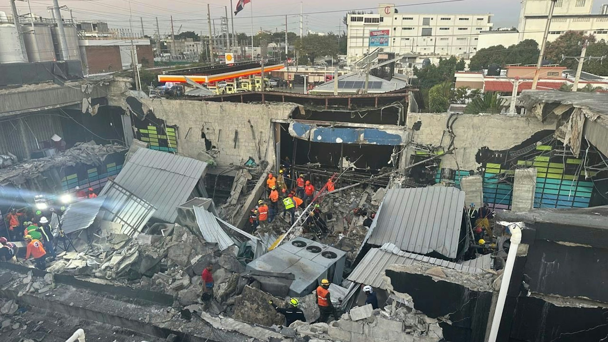 Rettungskräfte suchen nach Überlebenden im Nachtclub „Jet Set“, dessen Dach während eines Konzerts in Santo Domingo eingestürzt ist.