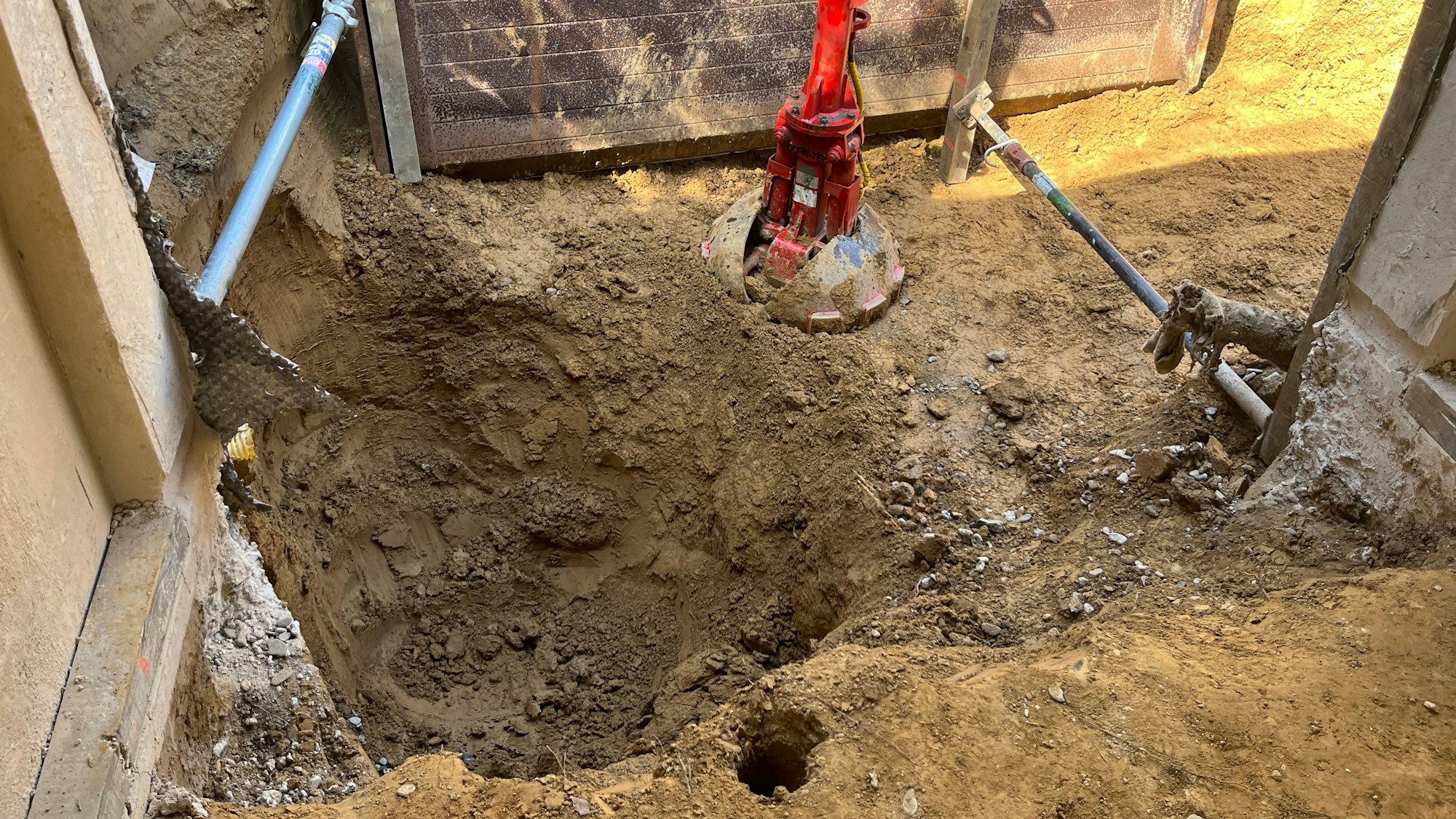 Ein Bagger hat die Stelle frei gelegt, an der der Blindgänger liegen könnte. Die letzte Erdschicht kommt am Mittwoch weg.