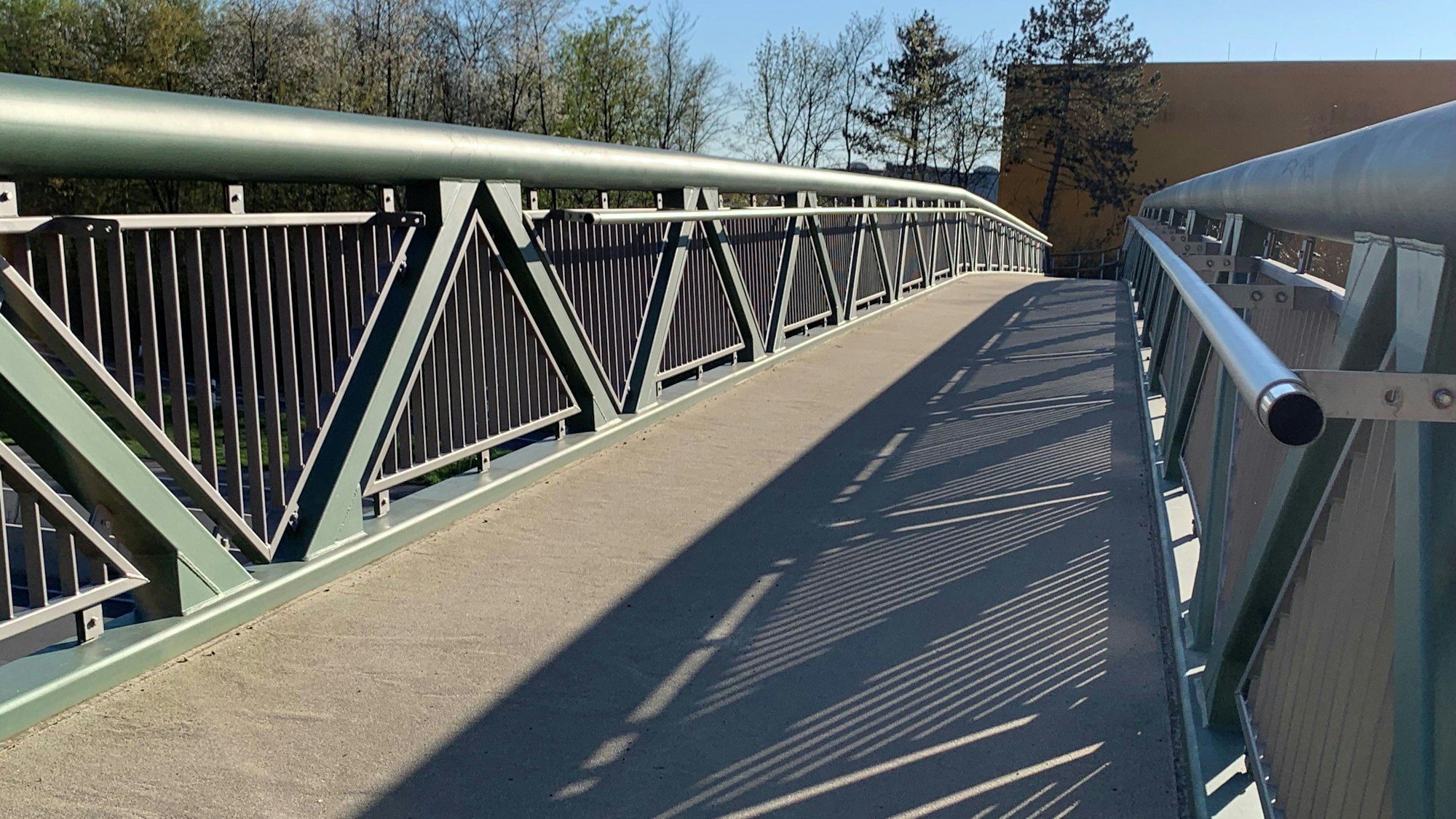 Diebe stehlen rund 24 Meter des Handlaufs der Meckenheimer Fußgängerbrücke über die A565 zwischen Merl und Kottenforst.