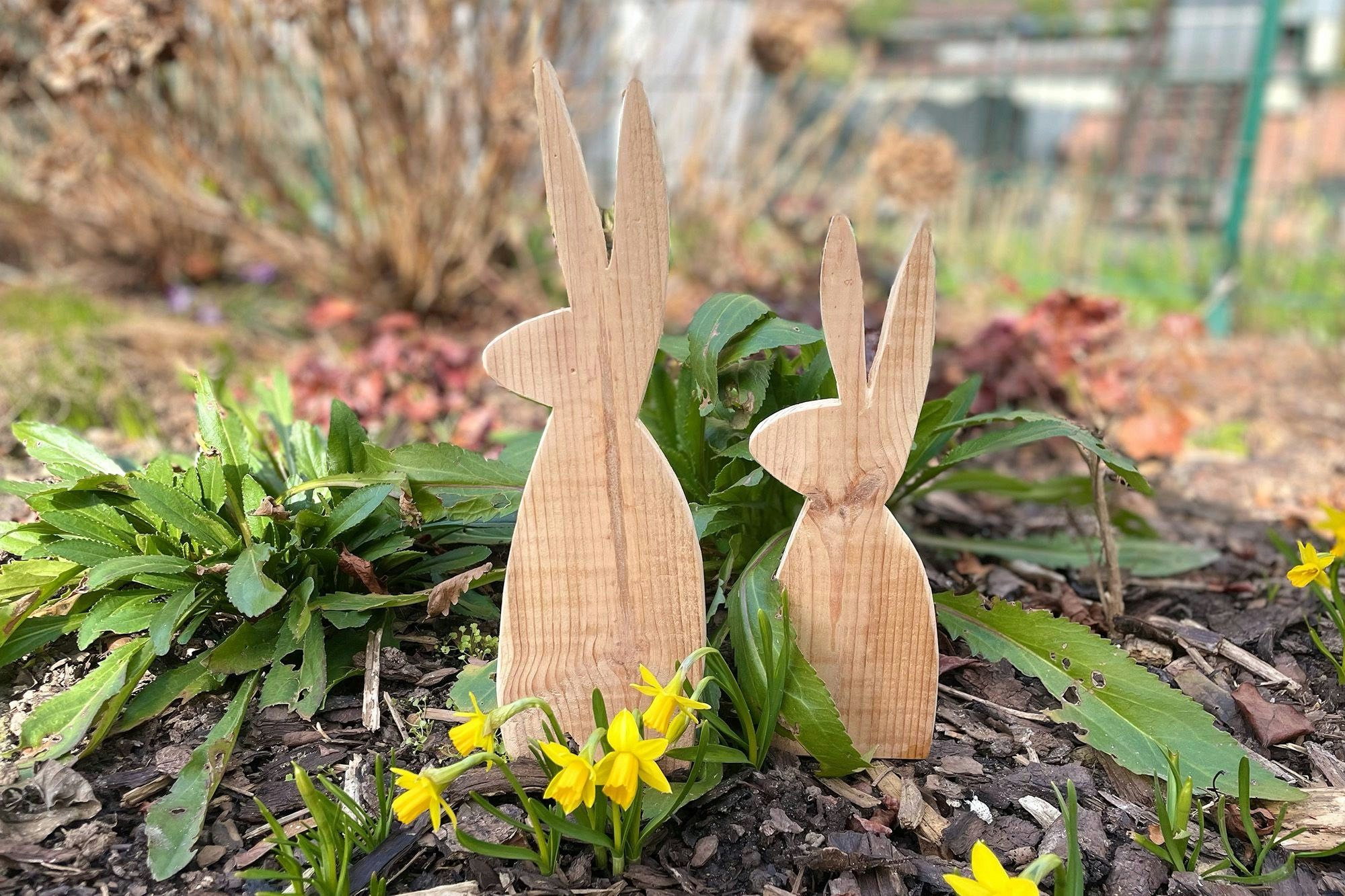 Die Osterhasen aus Palettenholz eignen sich für drinnen und draußen.