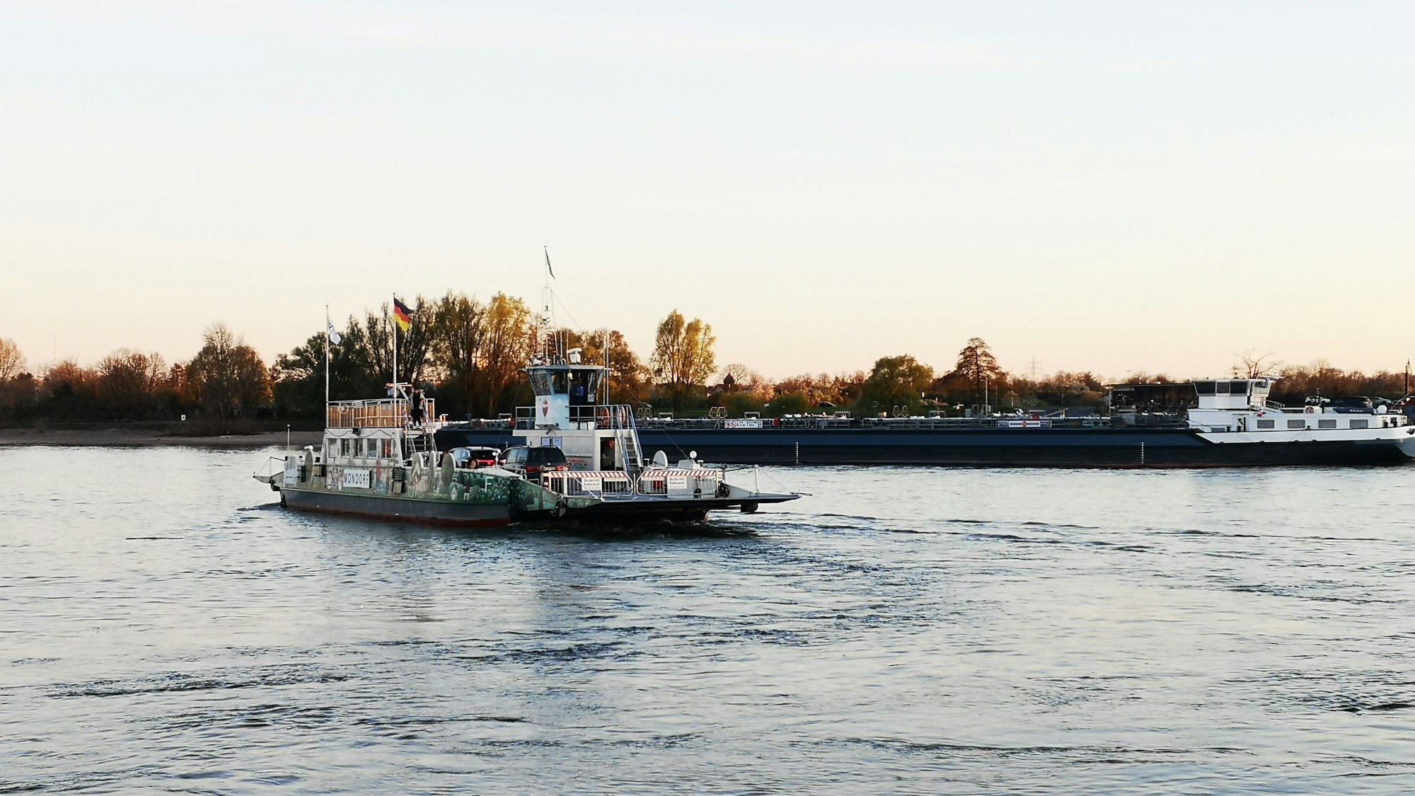 Die Fähre in Niederkassel muss beim Rangieren auf starke Strömungen aufpassen - wegen des niedrigen Rheinpegels und Zugwirkung größerer Schiffe.