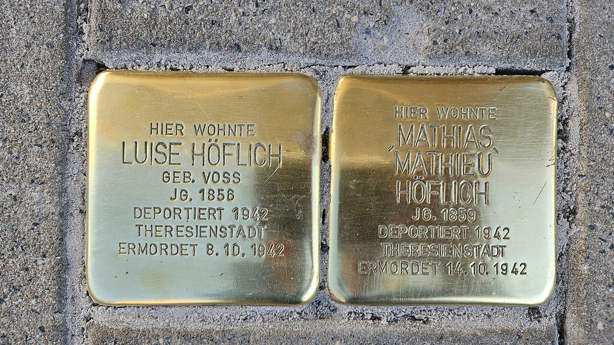 Zu sehen sind zwei Stolpersteine.