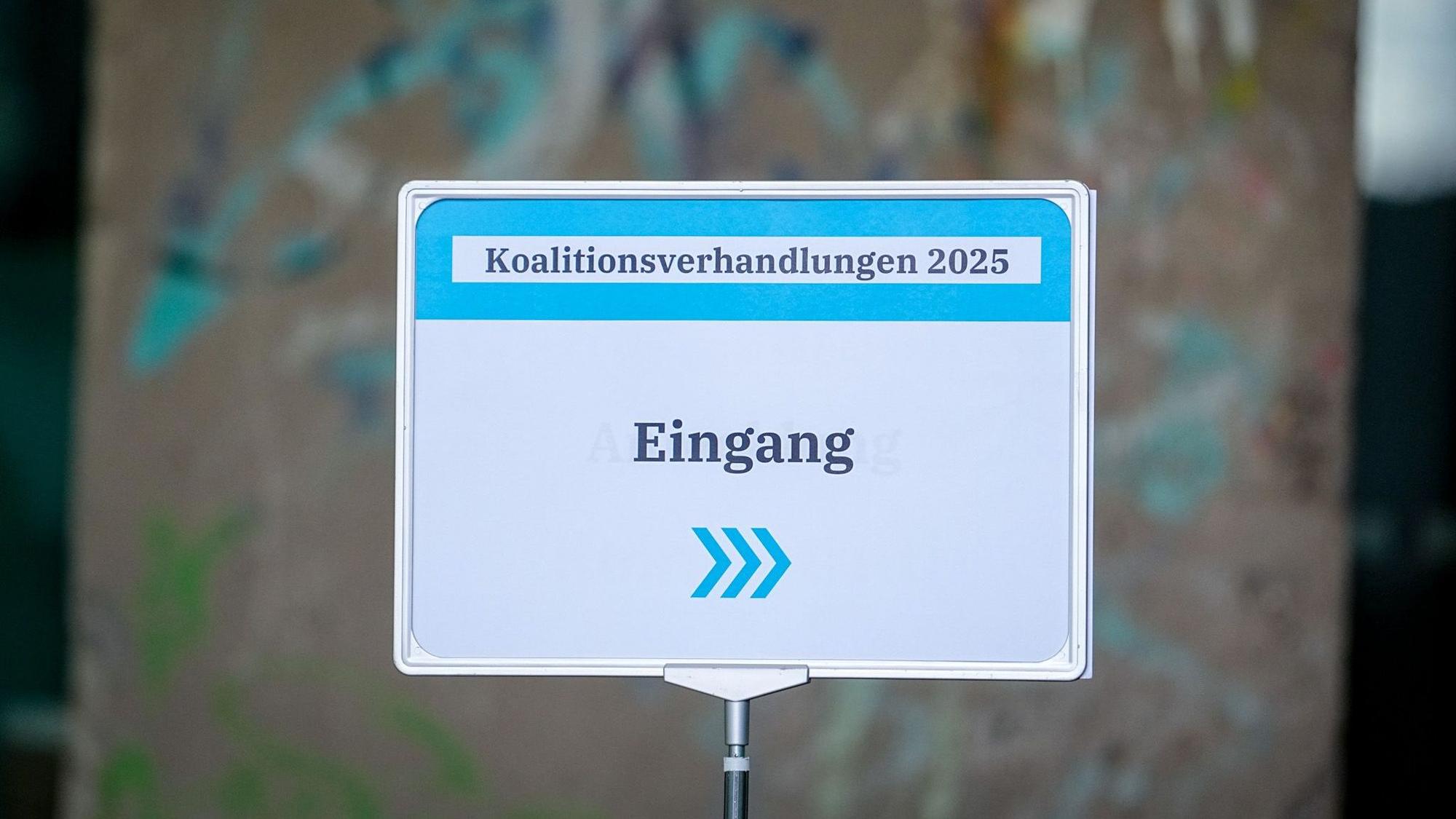 Ein Schild zeigt am Eingang der CDU-Parteizentrale, dem Konrad-Adenauer-Haus, den Weg für die Fortsetzung der Koalitionsverhandlungen von Union und SPD.