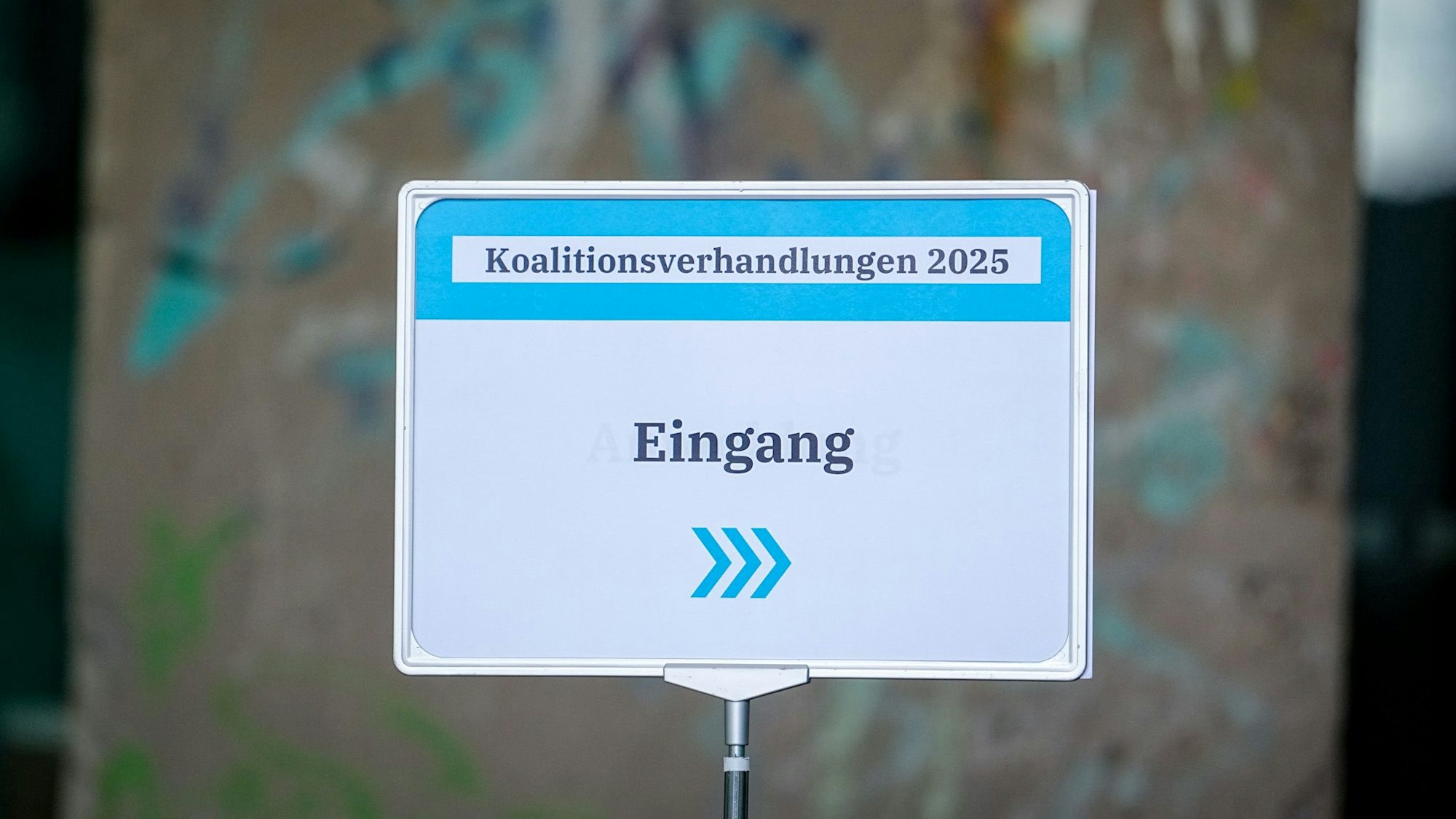 Ein Schild zeigt am Eingang der CDU-Parteizentrale, dem Konrad-Adenauer-Haus, den Weg für die Fortsetzung der Koalitionsverhandlungen von Union und SPD.
