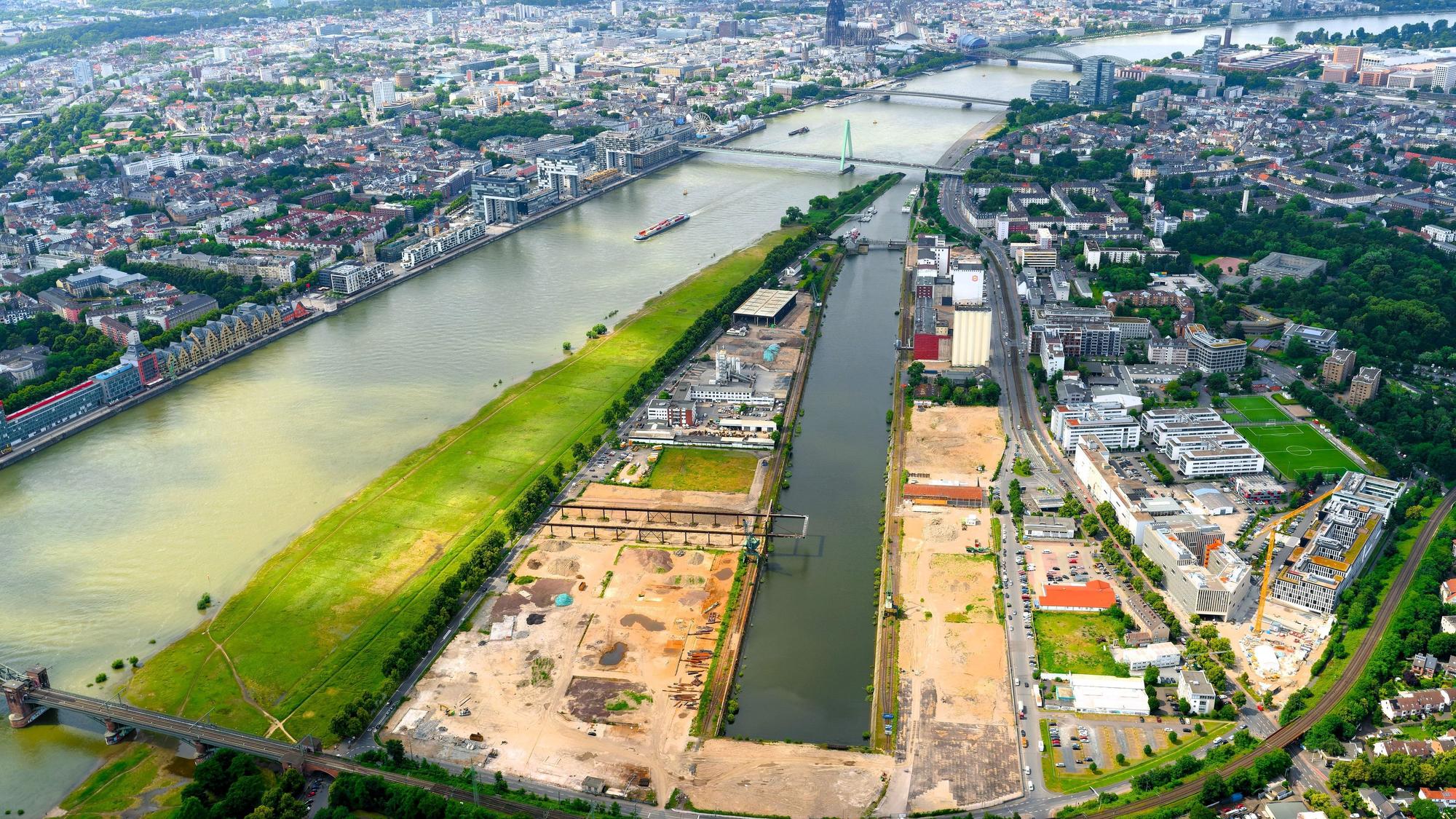 Das Baugebiet Deutzer Hafen erstreckt sich um das Hafenbecken .