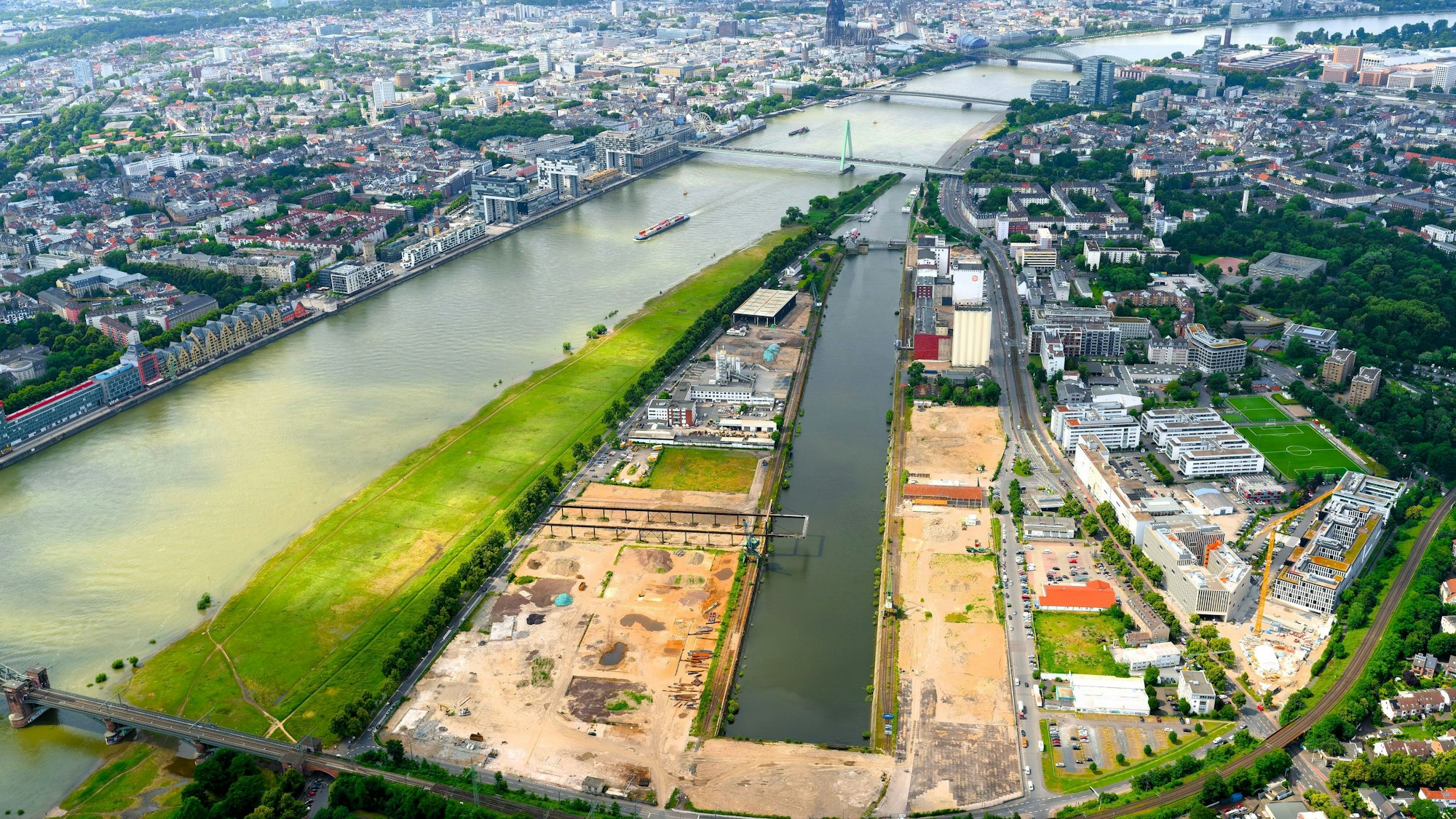 Das Baugebiet Deutzer Hafen erstreckt sich um das Hafenbecken .