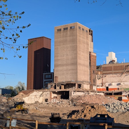 Das Foto zeigt die Abbruchbaustelle der Malzfabrik Thywissen mit den beiden Türmen.