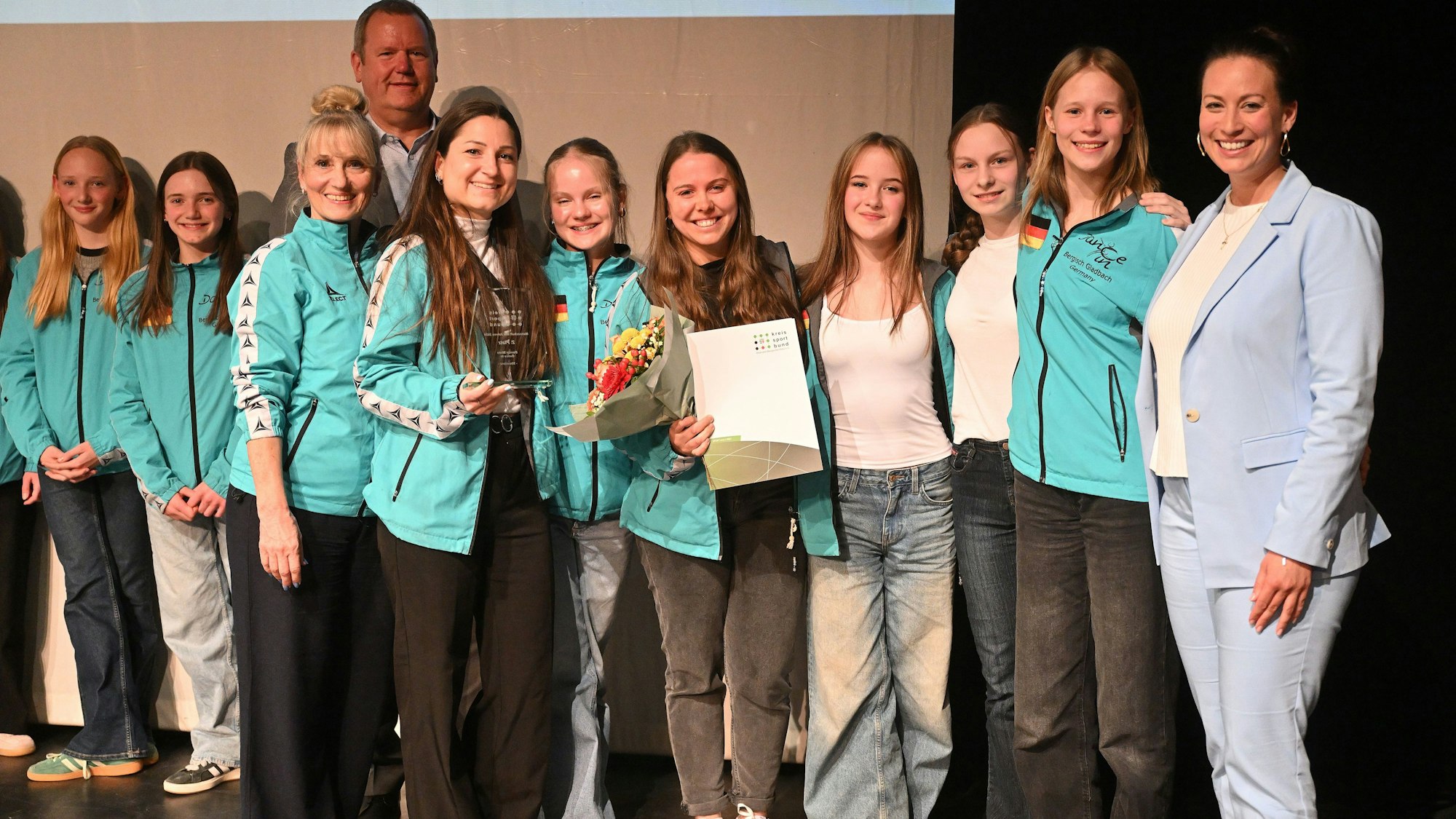 Das Foto zeigt die Dancin´Midis mit MdB Carline Bosbach