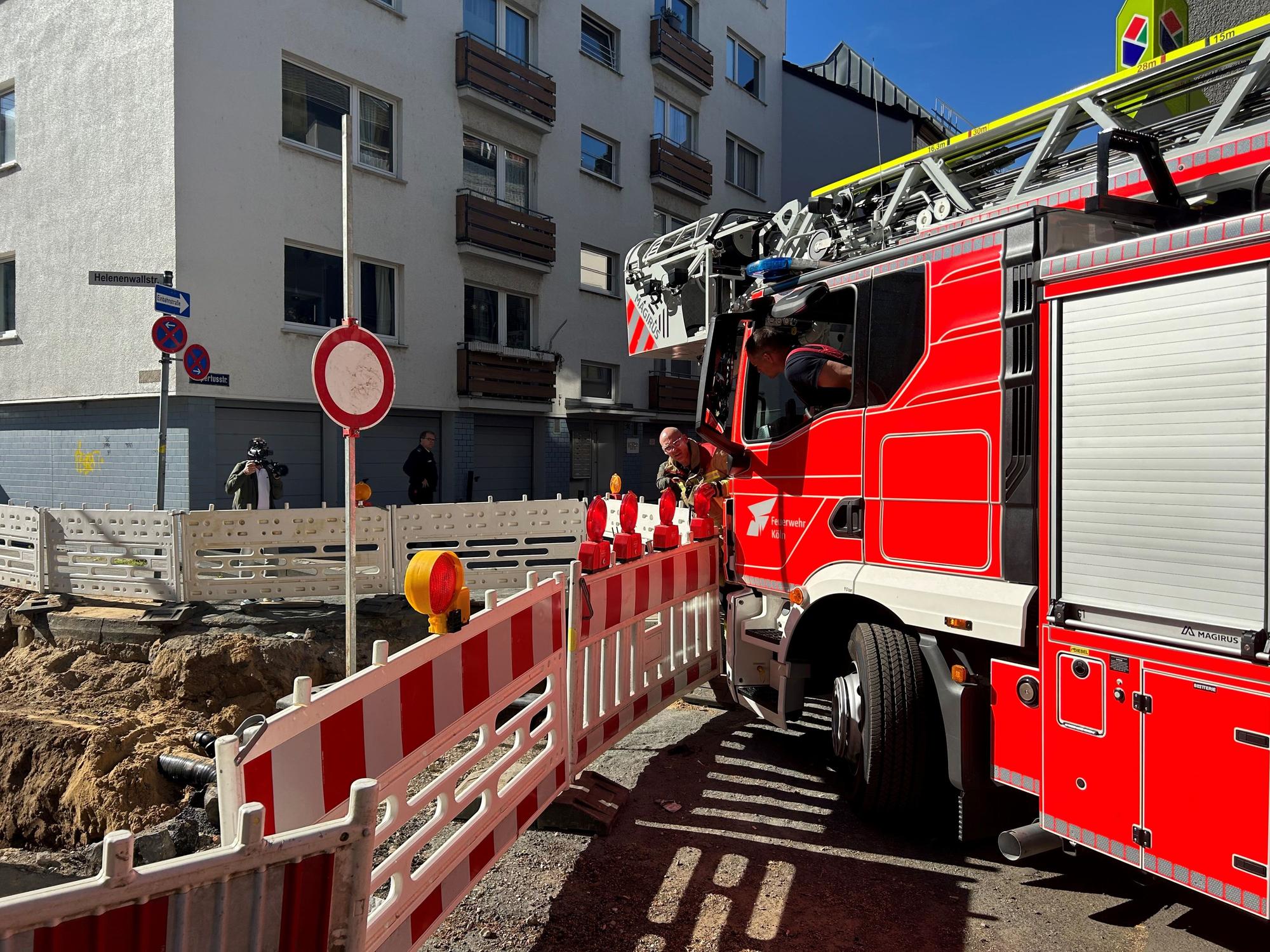 Einsatzfahrzeuge stoßen auf viele Hindernisse.