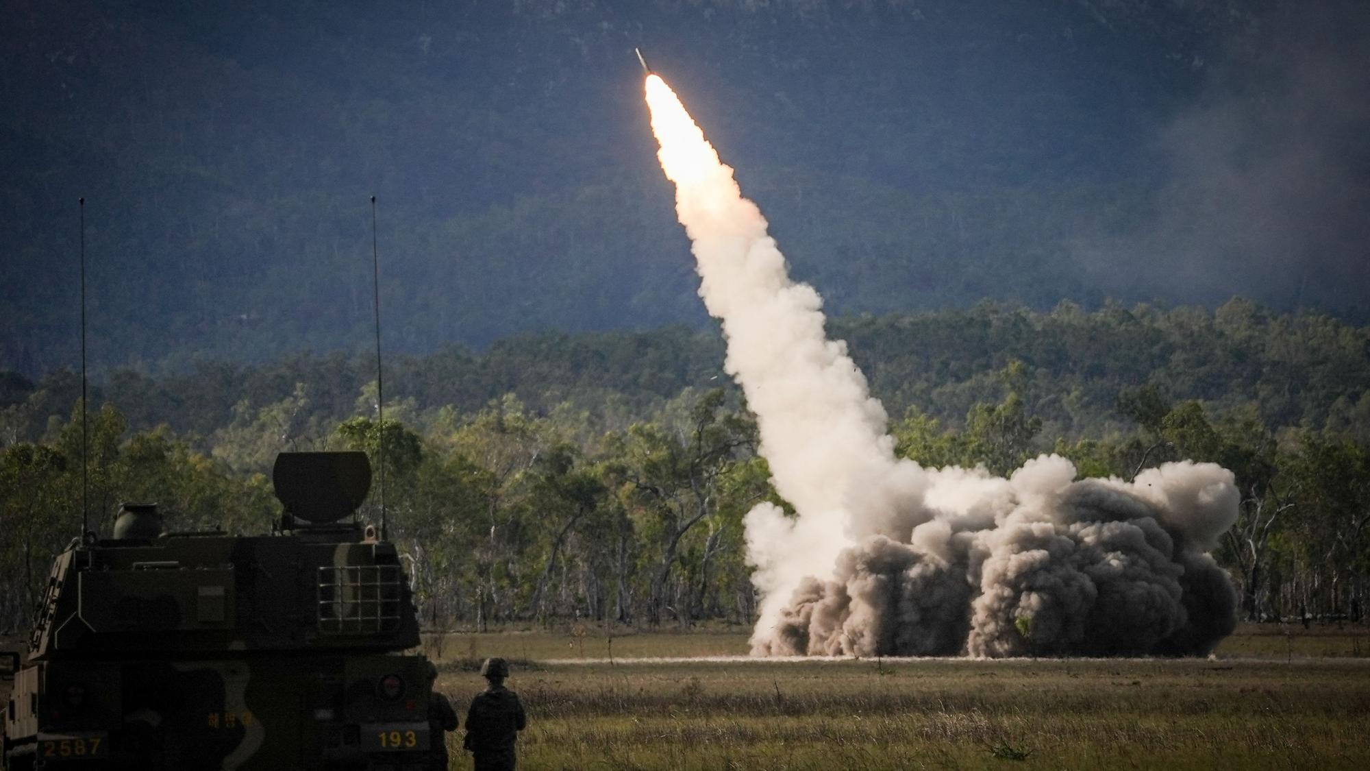 Ein US-Raketenwerfer HIMARS beim Abschuss einer Rakete während einer Militärübung. (Archivbild)