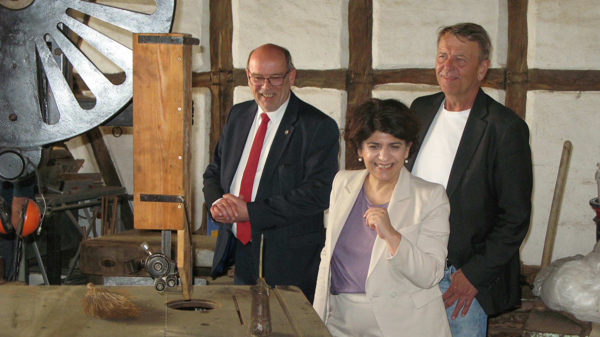 Im Heimatmuseum ließen sich die drei Vizepräsidenten des NRW-Landtags Rainer Schmeltzer, Berivan Aymaz und Christof Rasche (v.l.) das alte Sägewerk vorführen.
