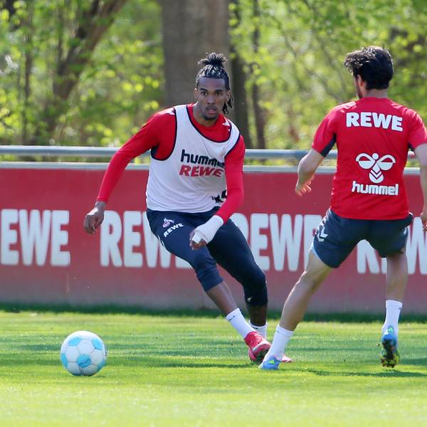 FC-Torjäger Damion Downs (l.) ist schmerzfrei und trainiert mit einer Schiene an der linken Hand.