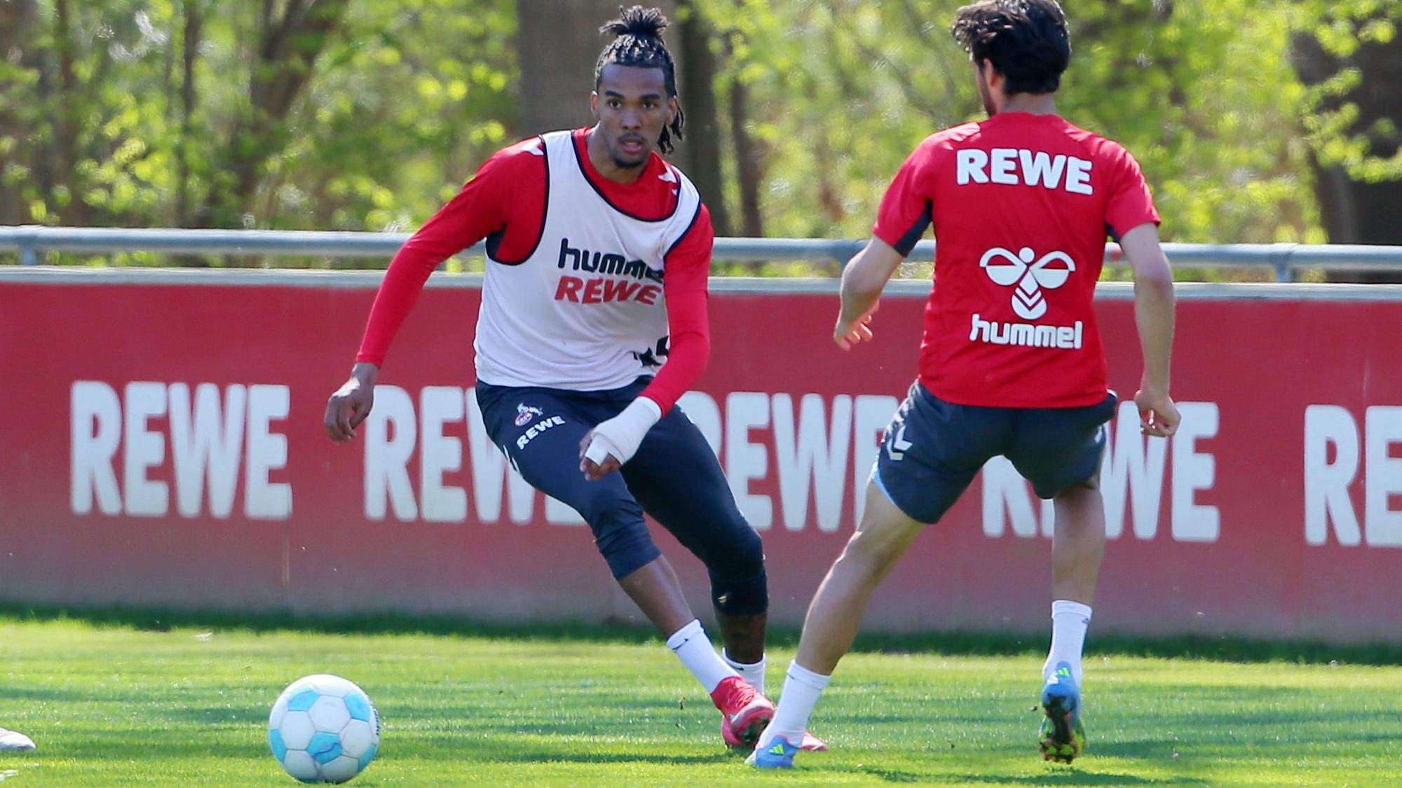 FC-Torjäger Damion Downs (l.) ist schmerzfrei und trainiert mit einer Schiene an der linken Hand.