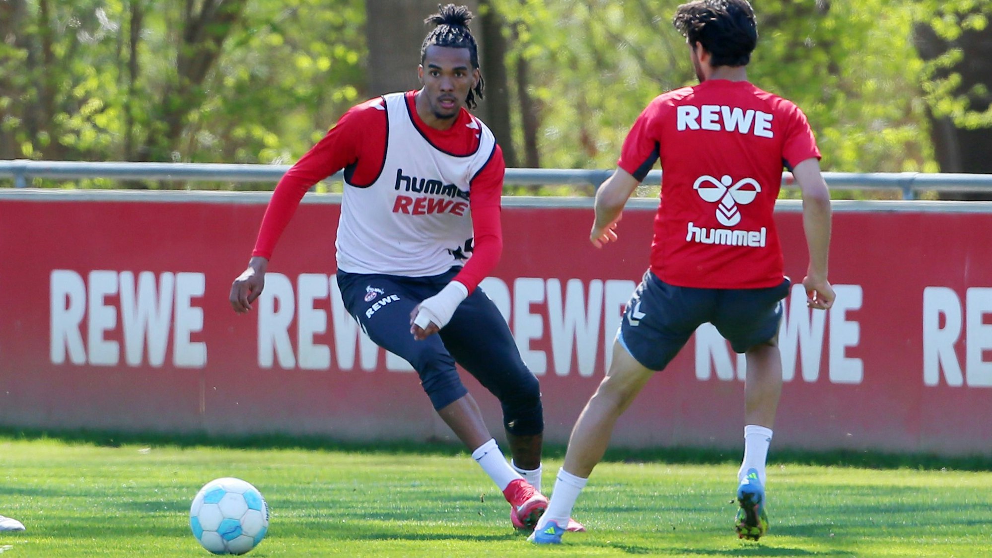 FC-Torjäger Damion Downs (l.) ist schmerzfrei und trainiert mit einer Schiene an der linken Hand.