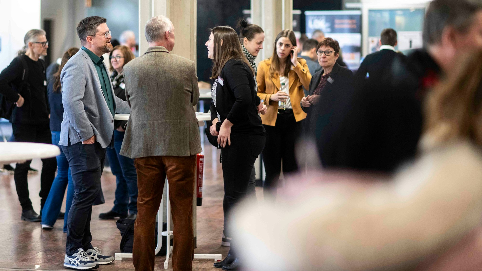 Das Bild zeigt einen Blick ins Foyer des Kreishauses, wo Menschen im Gespräch zusammenstehen.