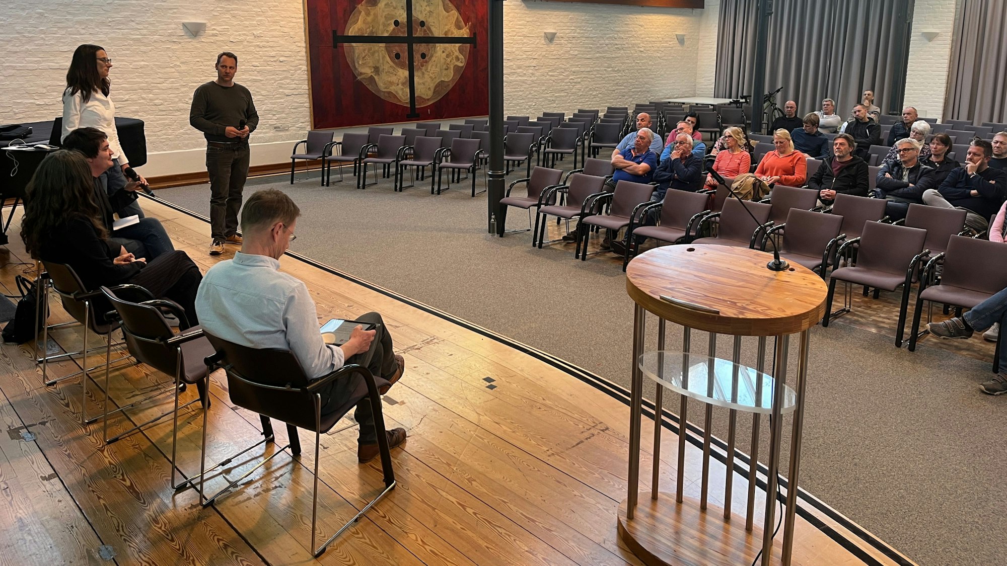 Bei einer Bürgerversammlung in der Meys Fabrik informierte die Stadt über den Stand beim Kultur- und Heimathaus für Stadt Blankenberg und die Baustellenabwicklung