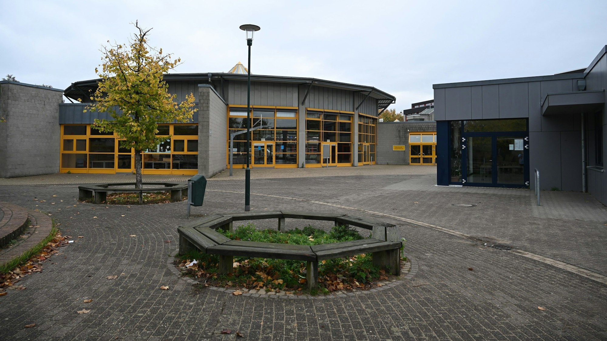 Das Foto zeigt den Schulhof der Gesamtschule in Kerpen.