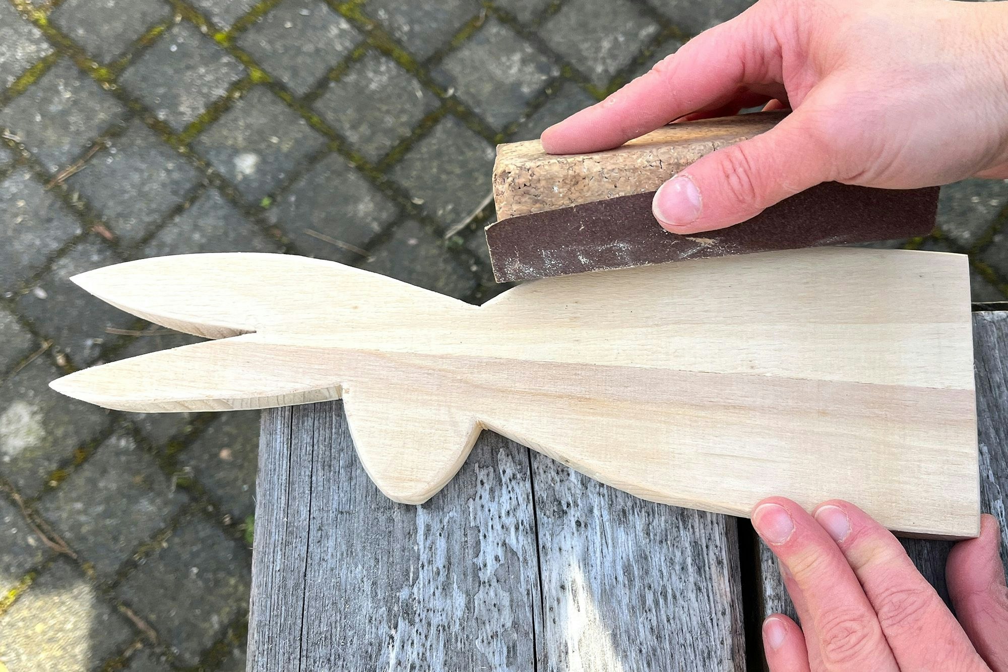Mit Schleifklotz und Schleifpapier die Hasenform abschleifen und die Kanten glätten.