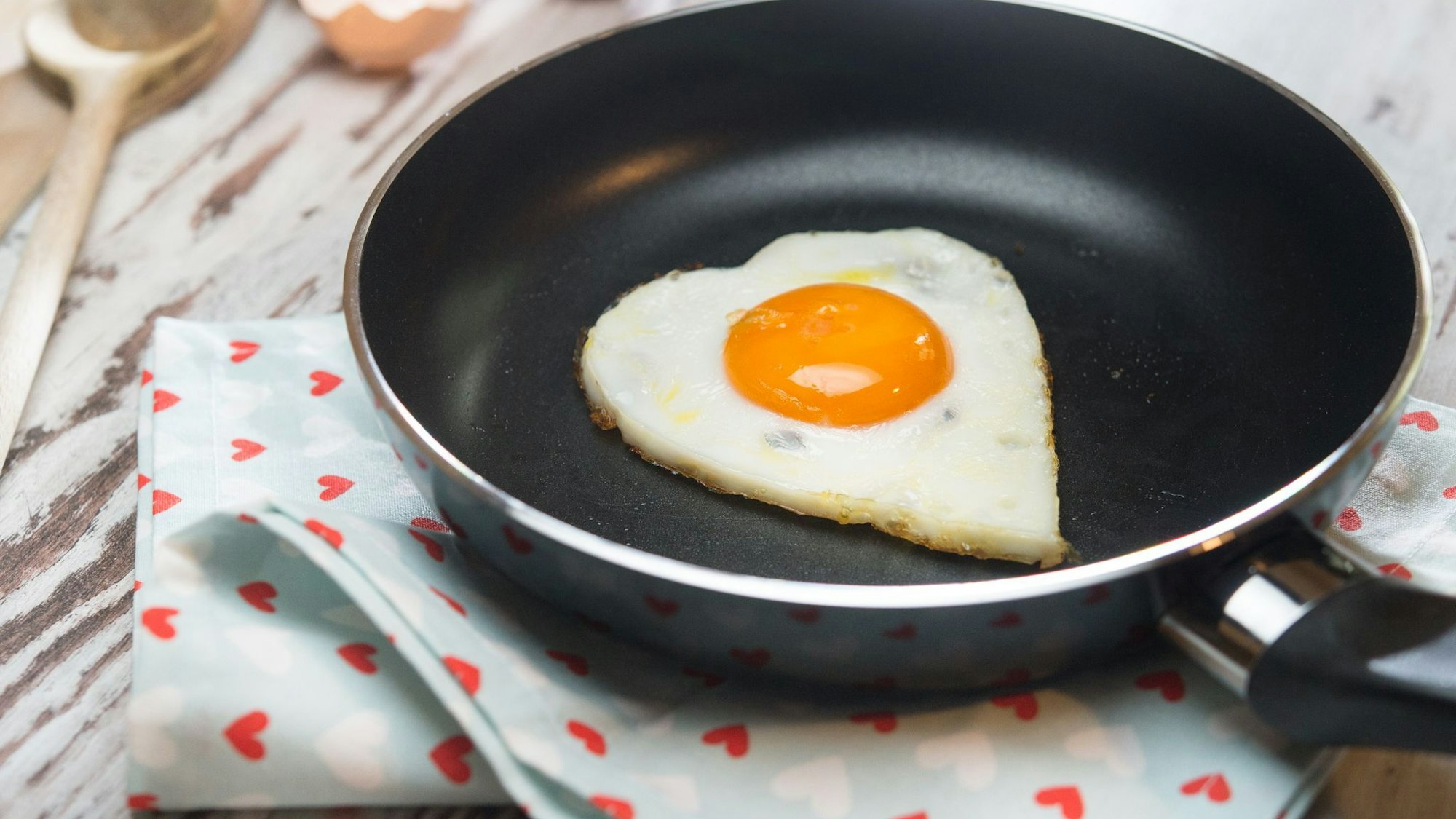Sie haben einen hohen Cholesterinspiegel? Eine gesündere Zusammensetzung der Lebensmittel ist dann sinnvoller, als sich ausschließlich Eier zu verbieten.