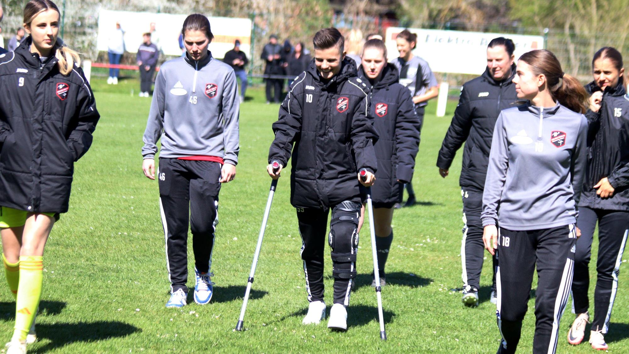 Saskia Schreiner geht an Krücken und lacht.